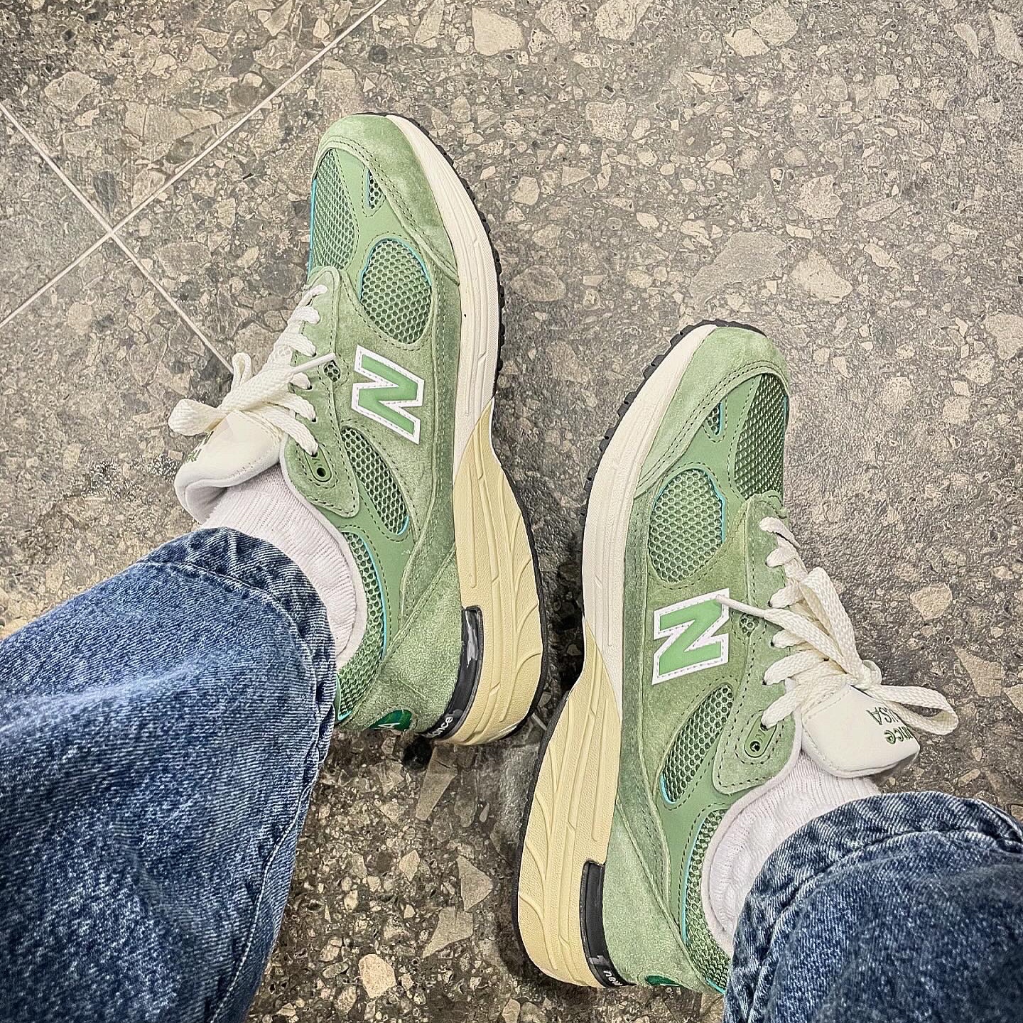 New Balance 993 Made in USA Chive Sea Salt 착용 스타일 - 1