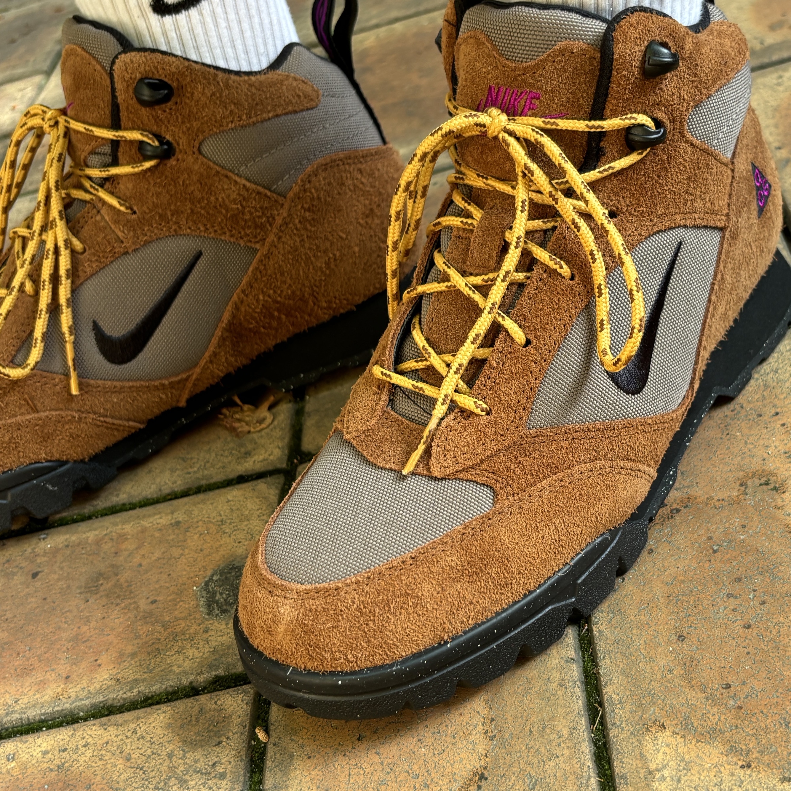 Nike ACG Torre Mid Waterproof Pecan and Olive Grey, Nike NSW Woven Lined Flow Shorts Black - Asia 착용 스타일 - 3