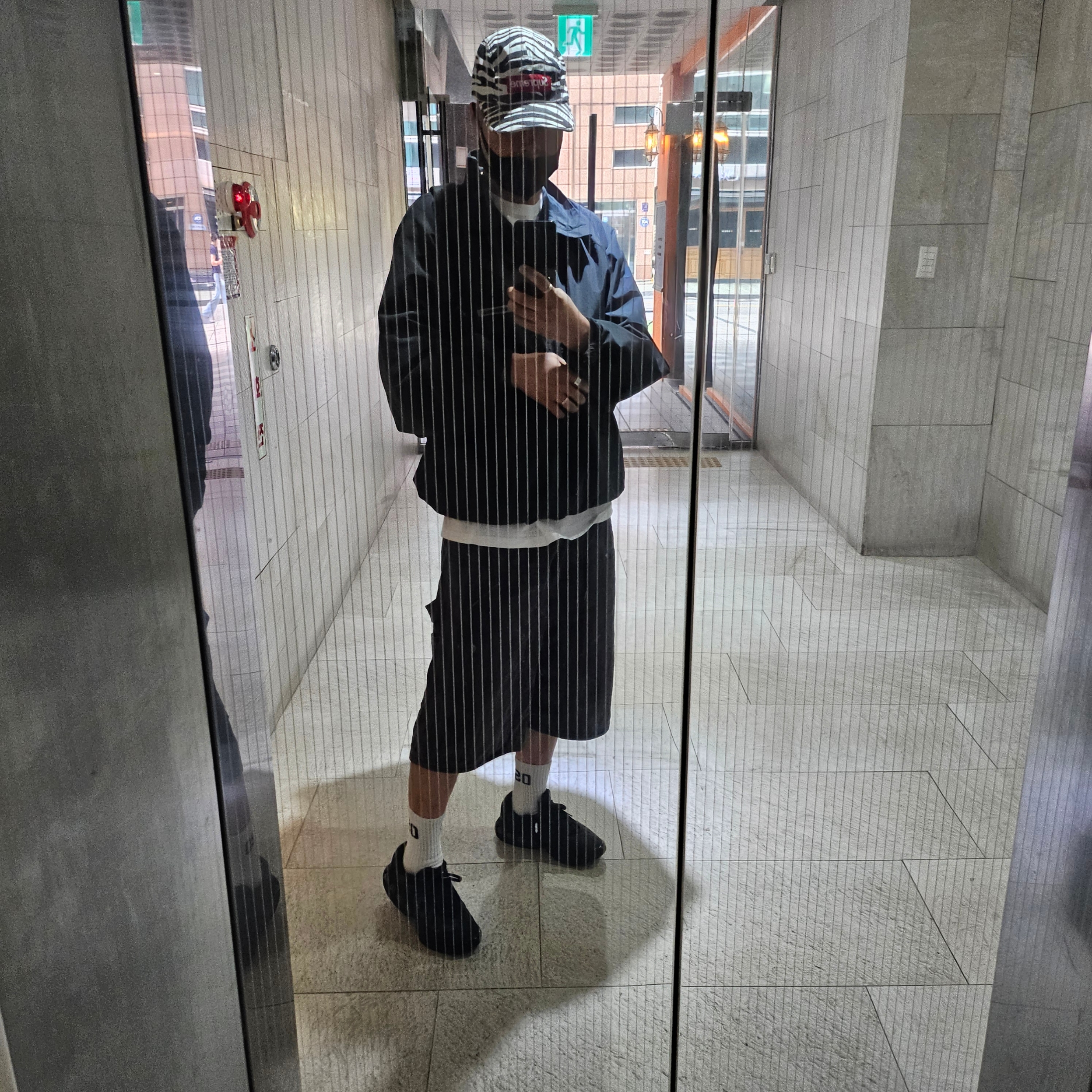 Supreme Washed Chino Twill Camp Cap Zebra - 22FW, Stussy x Gang Starr Take It Personal T-Shirt White 착용 스타일 - 1