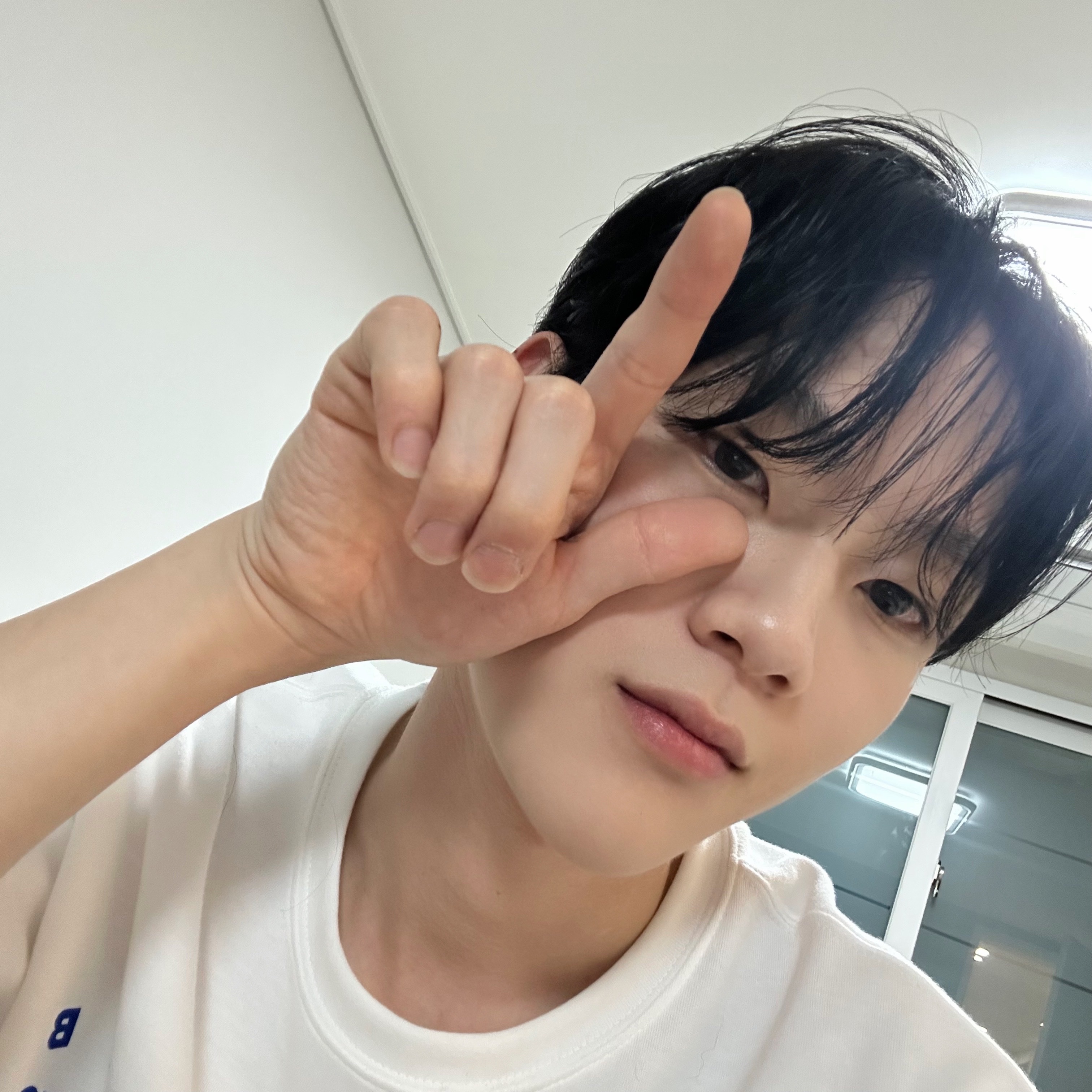 IAB Studio 10th Anniversary T-Shirt White 착용 스타일 - 2