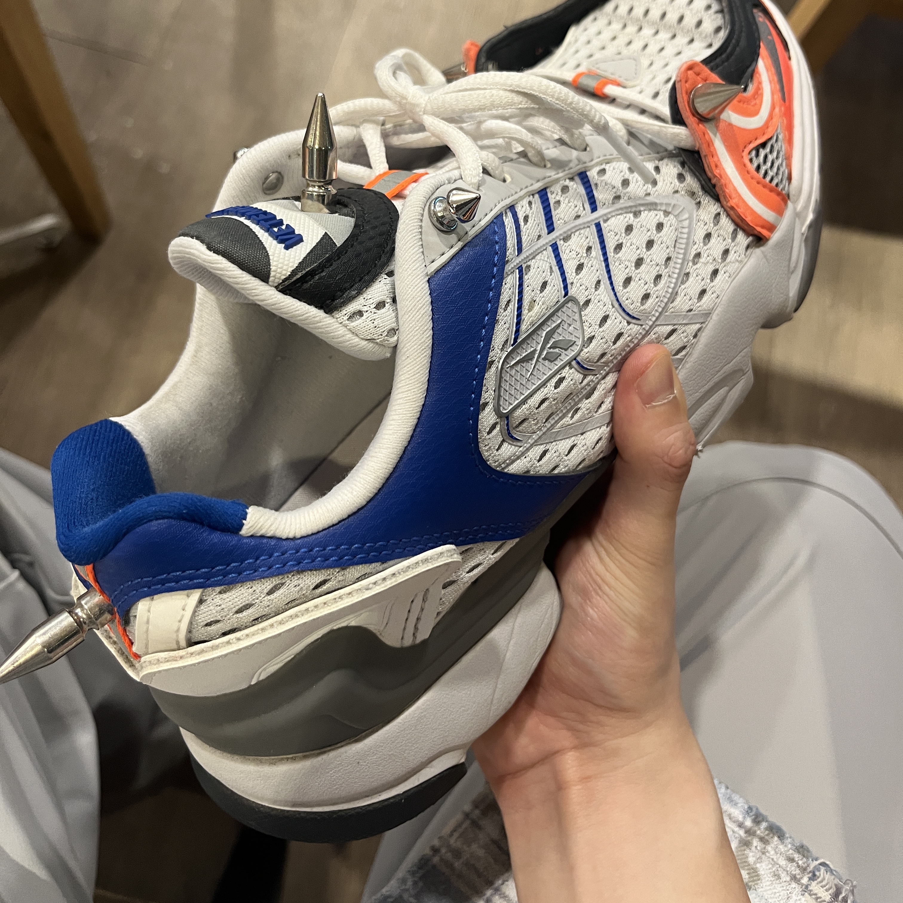 Reebok x Vetements Spike Runner 400 Royal Orange 착용 스타일 - 2