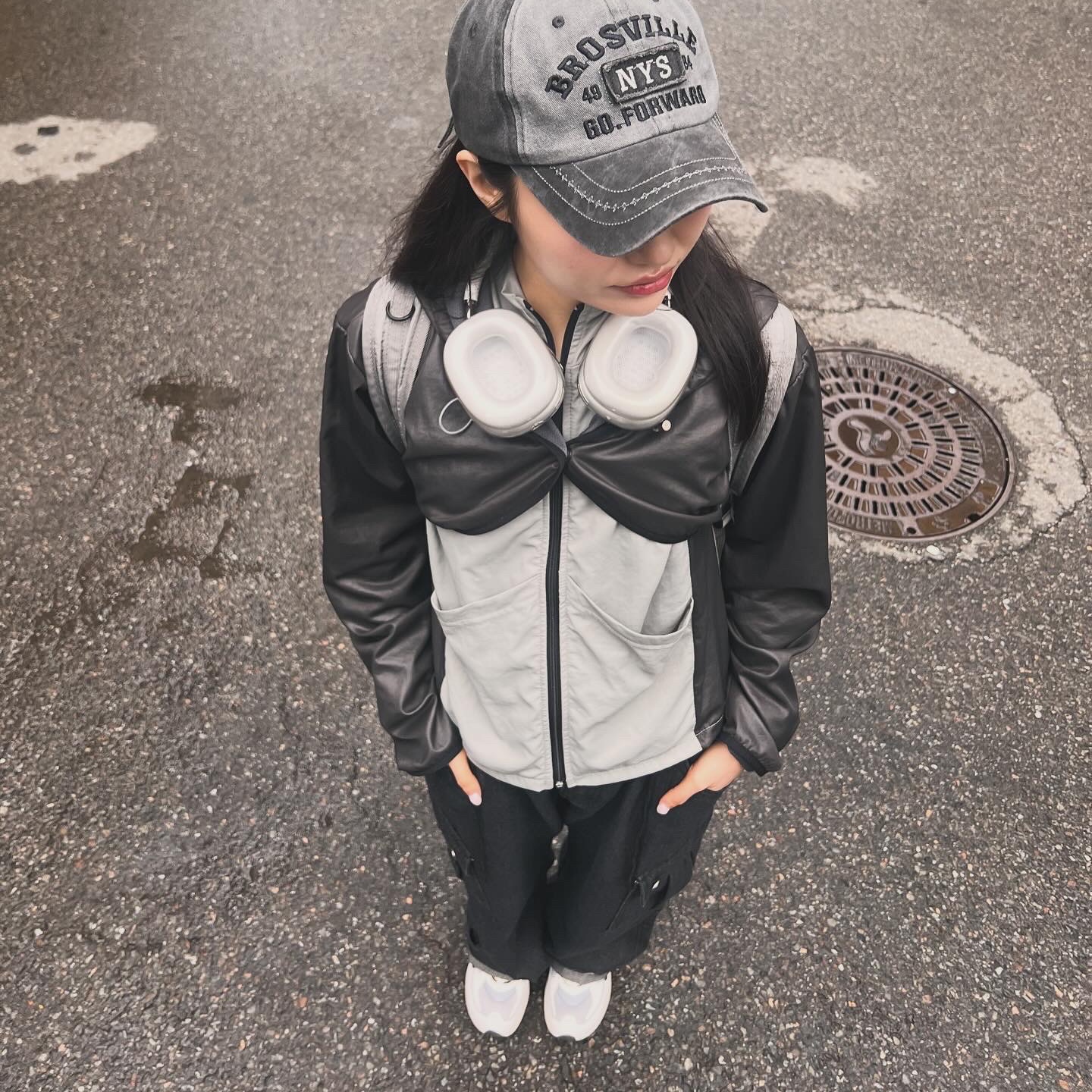 (W) Nike Air Max Bliss Next Nature Wolf Grey, Apple AirPods Max Lightning Silver (Korean Ver.) 착용 스타일 - 2