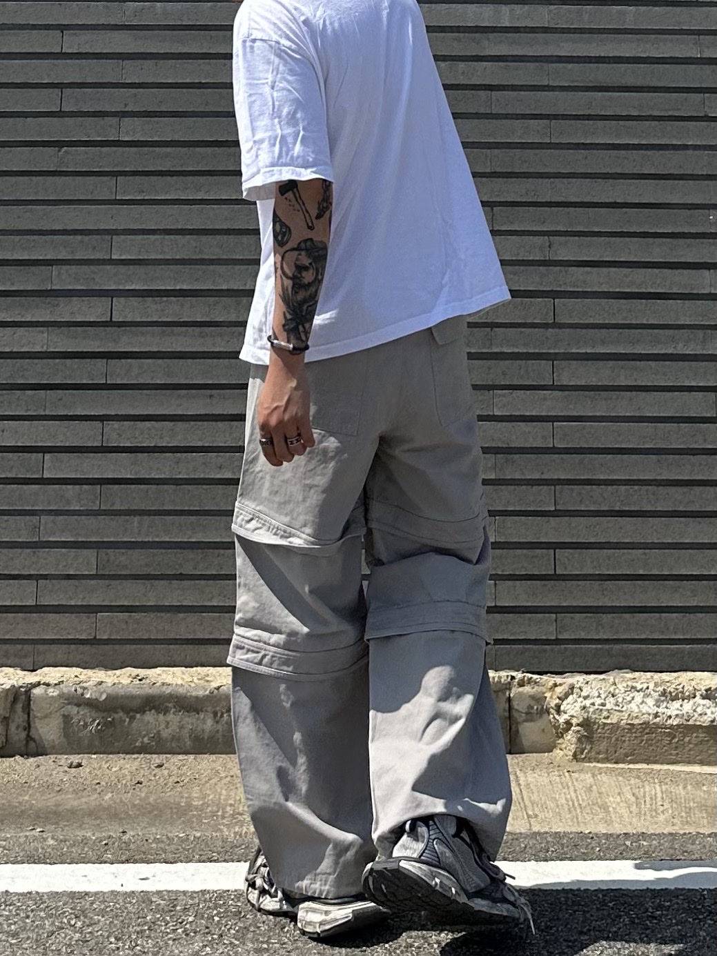 Balenciaga 3XL Sneakers Grey White Red 착용 스타일 - 2