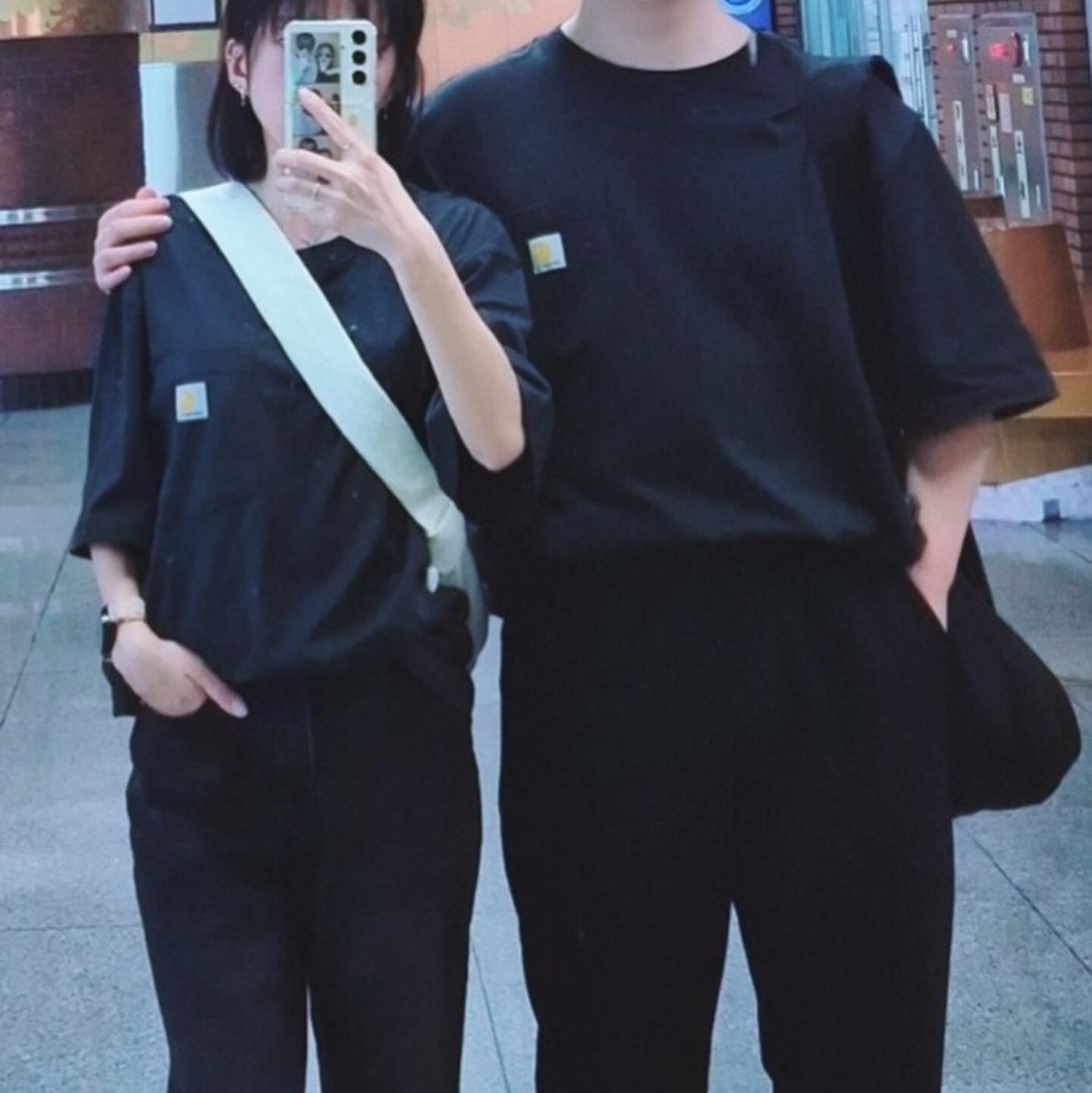 Carhartt Loose Fit Heavyweight Regular Short Sleeve Pocket T-Shirt Black 착용 스타일 - 2