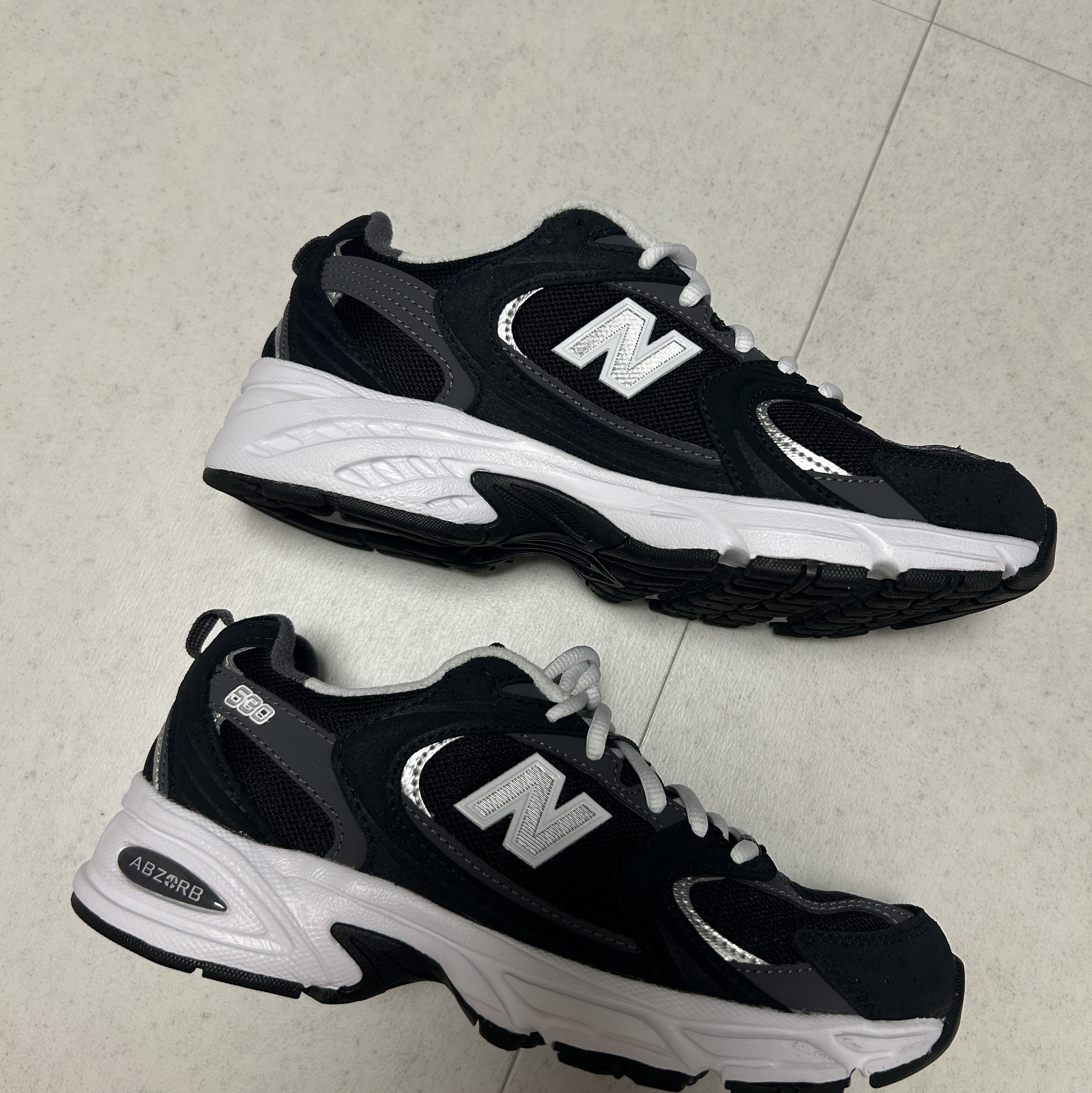 New Balance 530 Classic Black 착용 스타일 - 2