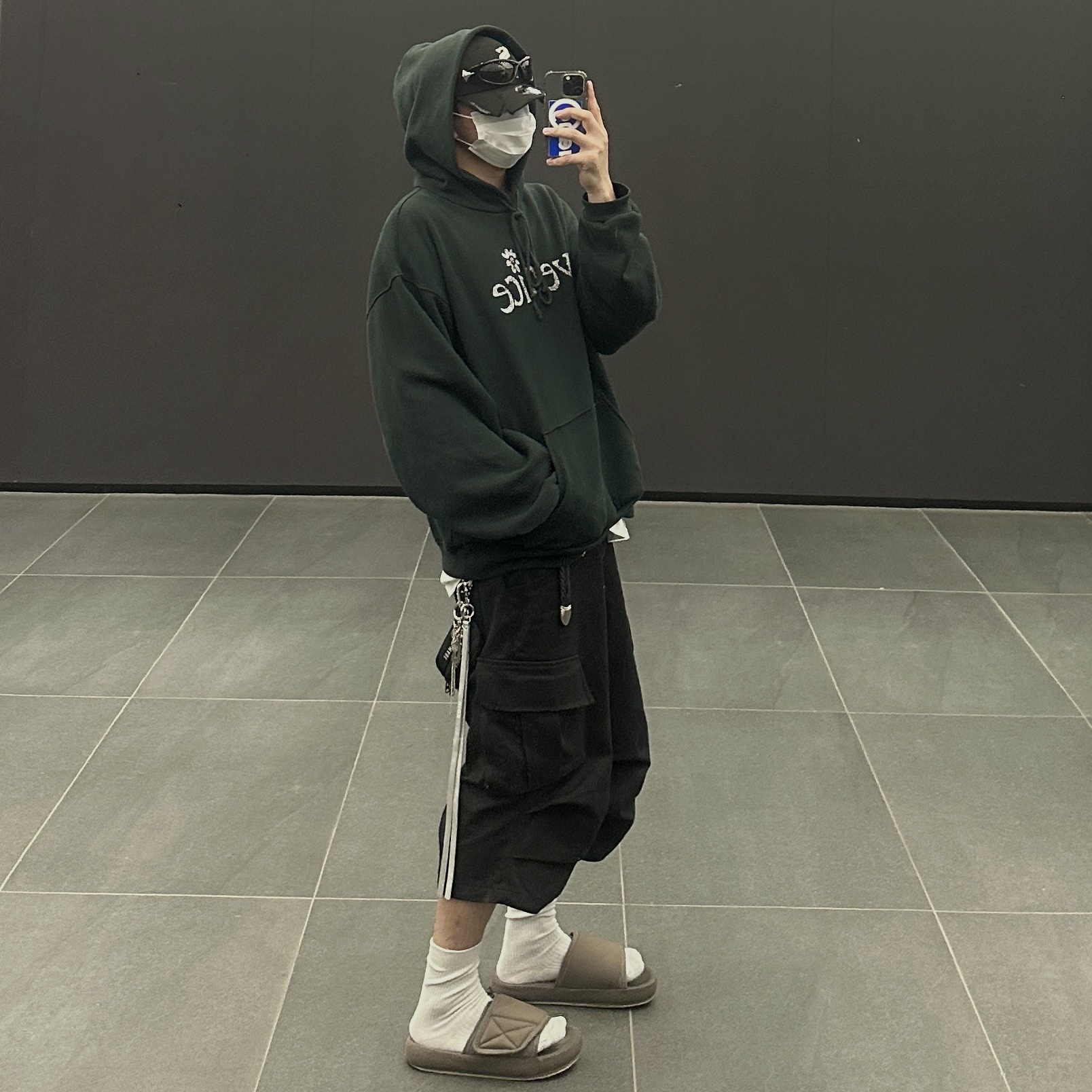 ERL Venice Hoodie Black, Yeezy Season 7 Nylon Slipper Graphite 착용 스타일