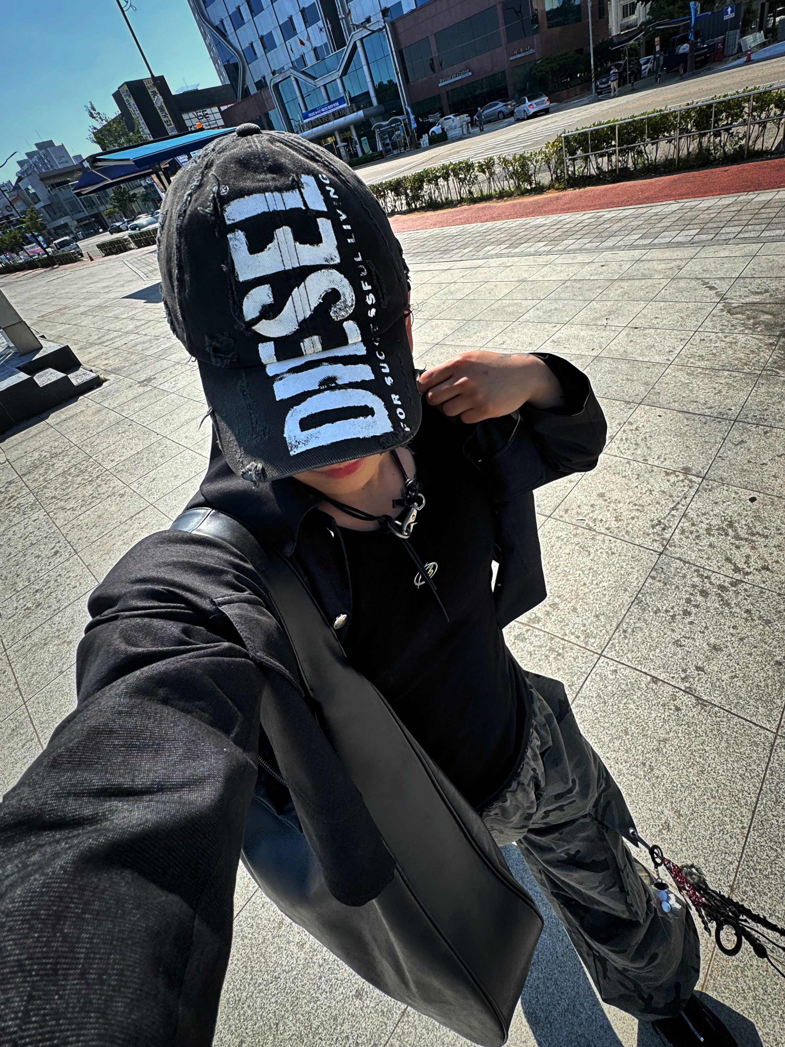 Our Legacy Ladon Leather Keychain Black, Diesel C-Ewan Baseball Cap with Diesel Lettering Black 착용 스타일 - 6