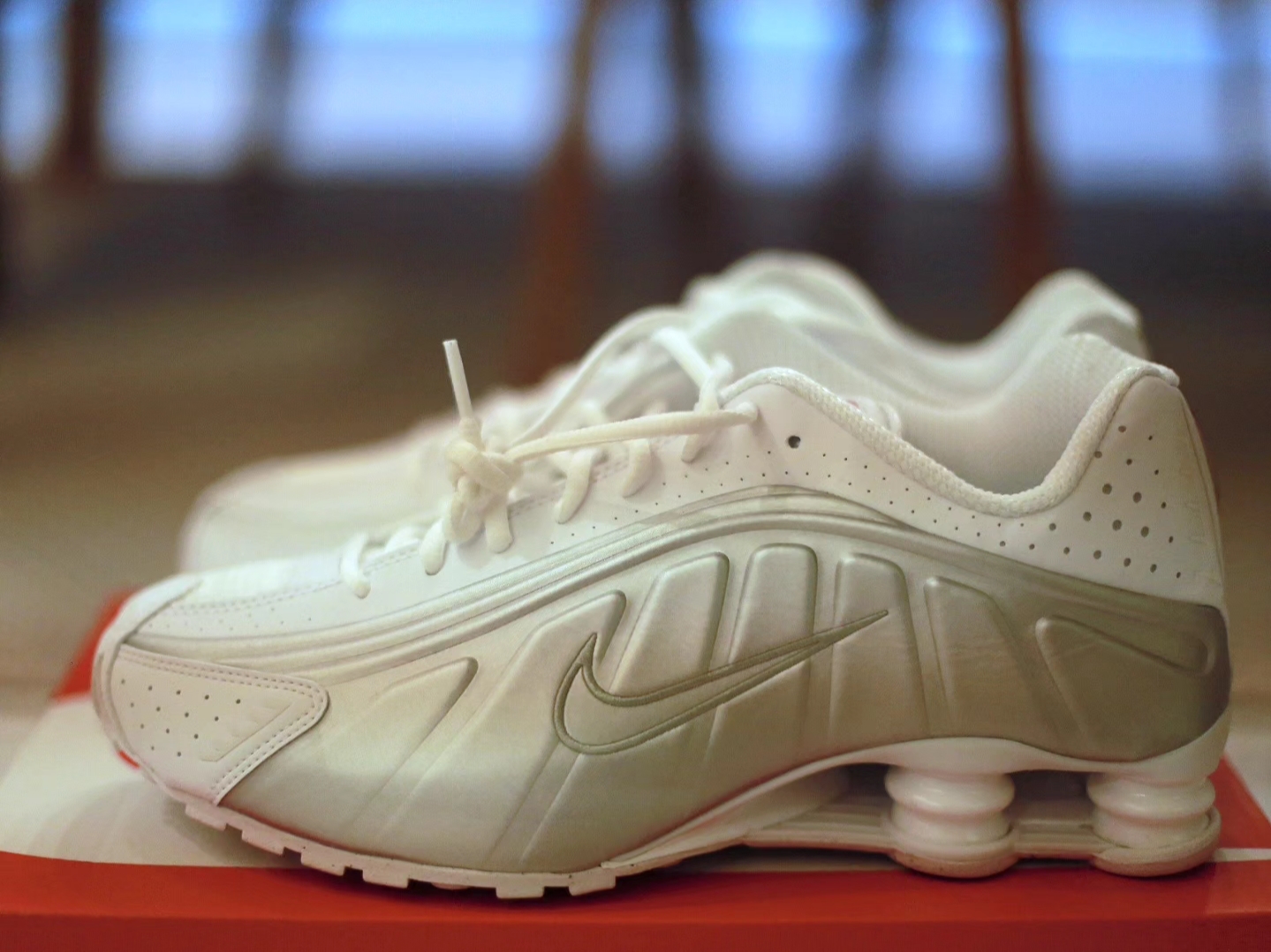 (W) Nike Shox R4 White Metallic Silver, Nike Shox R4 White Metallic 착용 스타일 - 1