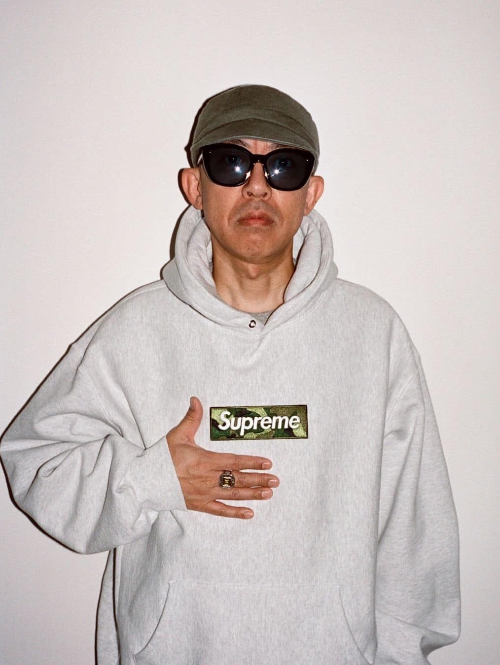 Supreme Box Logo Hooded Sweatshirt Ash Grey - 23FW 착용 스타일 - 2
