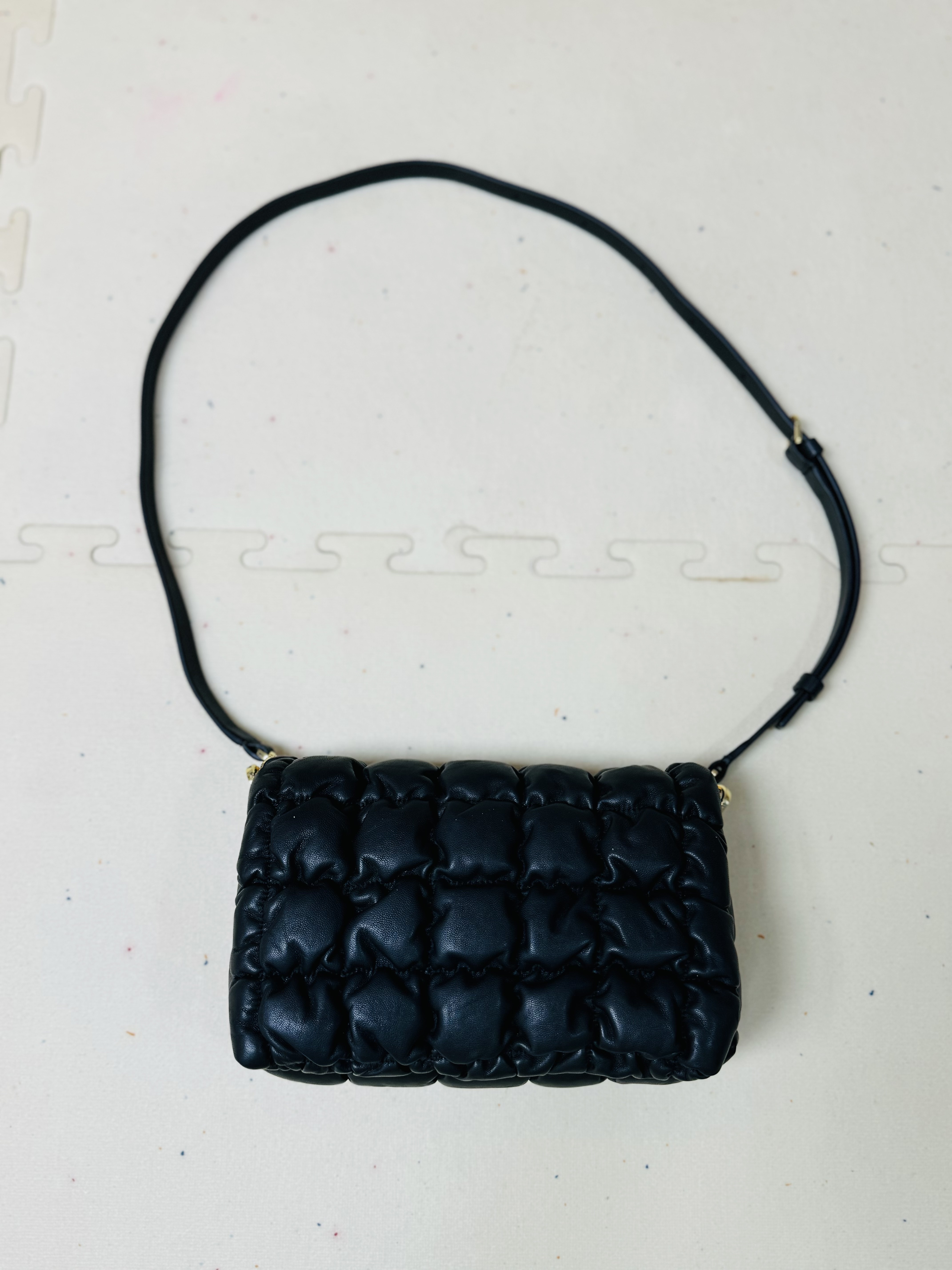 COS Quilted Crossbody Bag Leather Black 착용 스타일 - 1