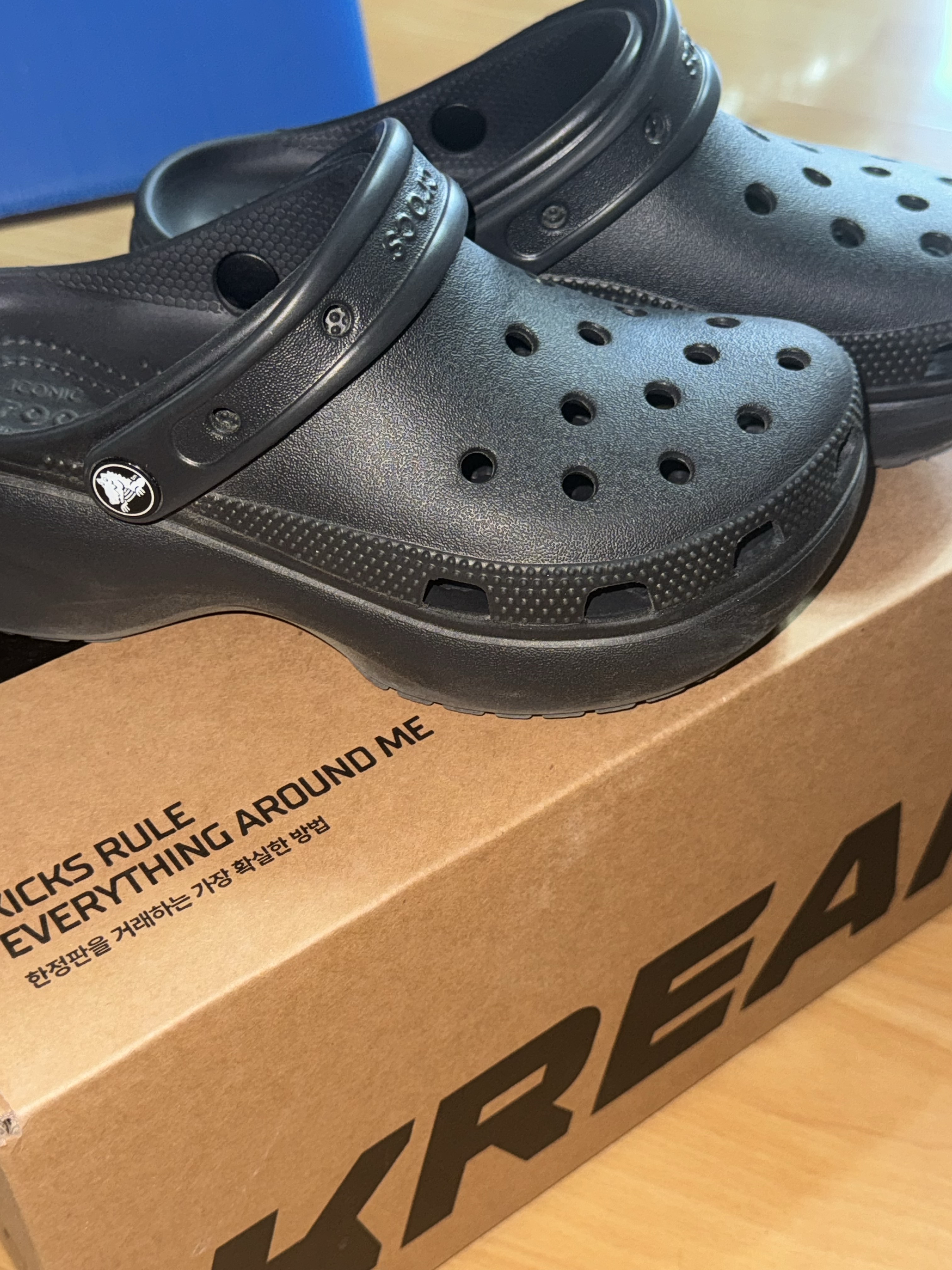 (W) Crocs Classic Platform Clog Black 착용 스타일 - 2