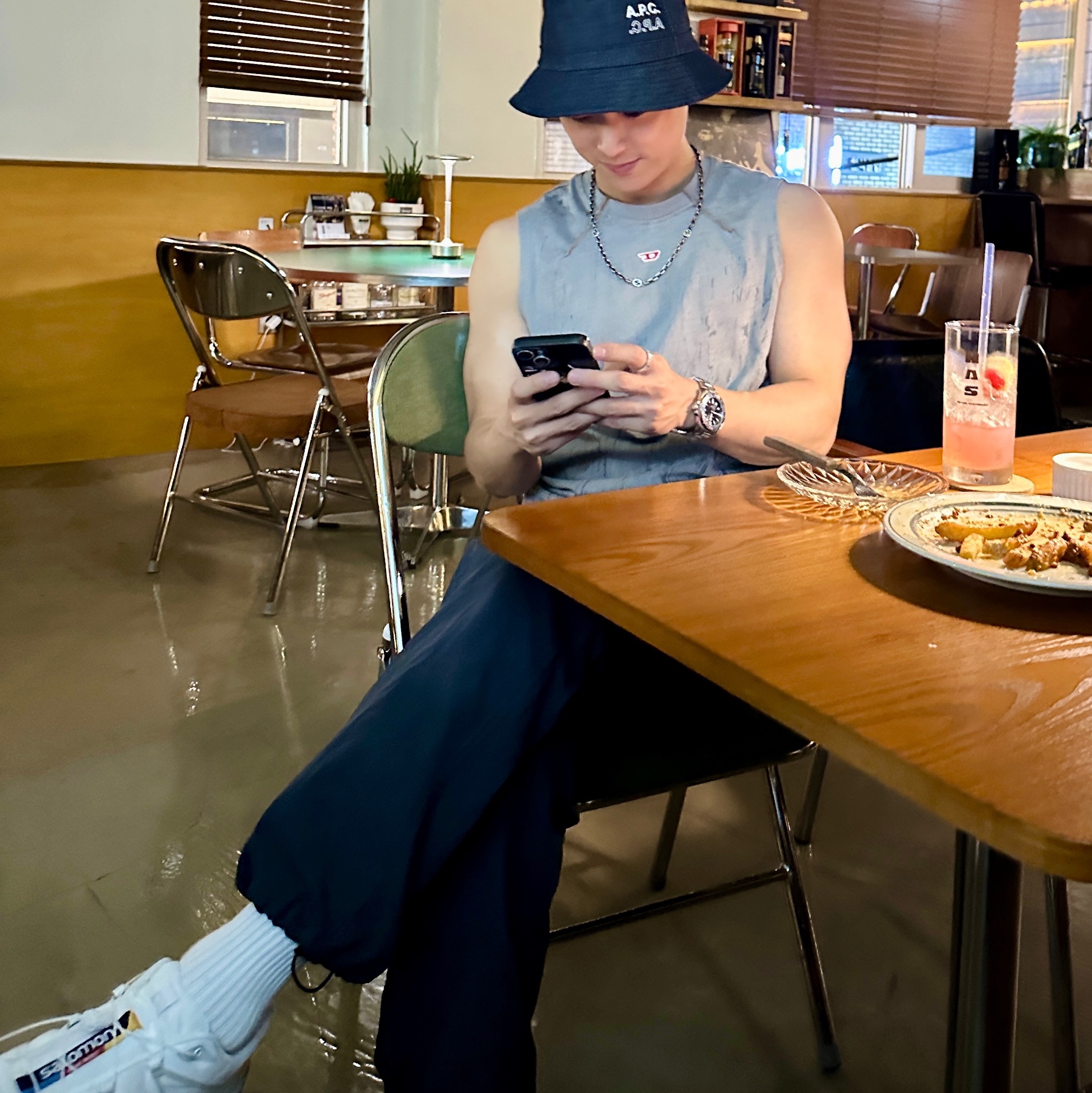 Salomon XT-6 ADV White, A.P.C. Mark Fearless Bucket Hat Indigo 착용 스타일