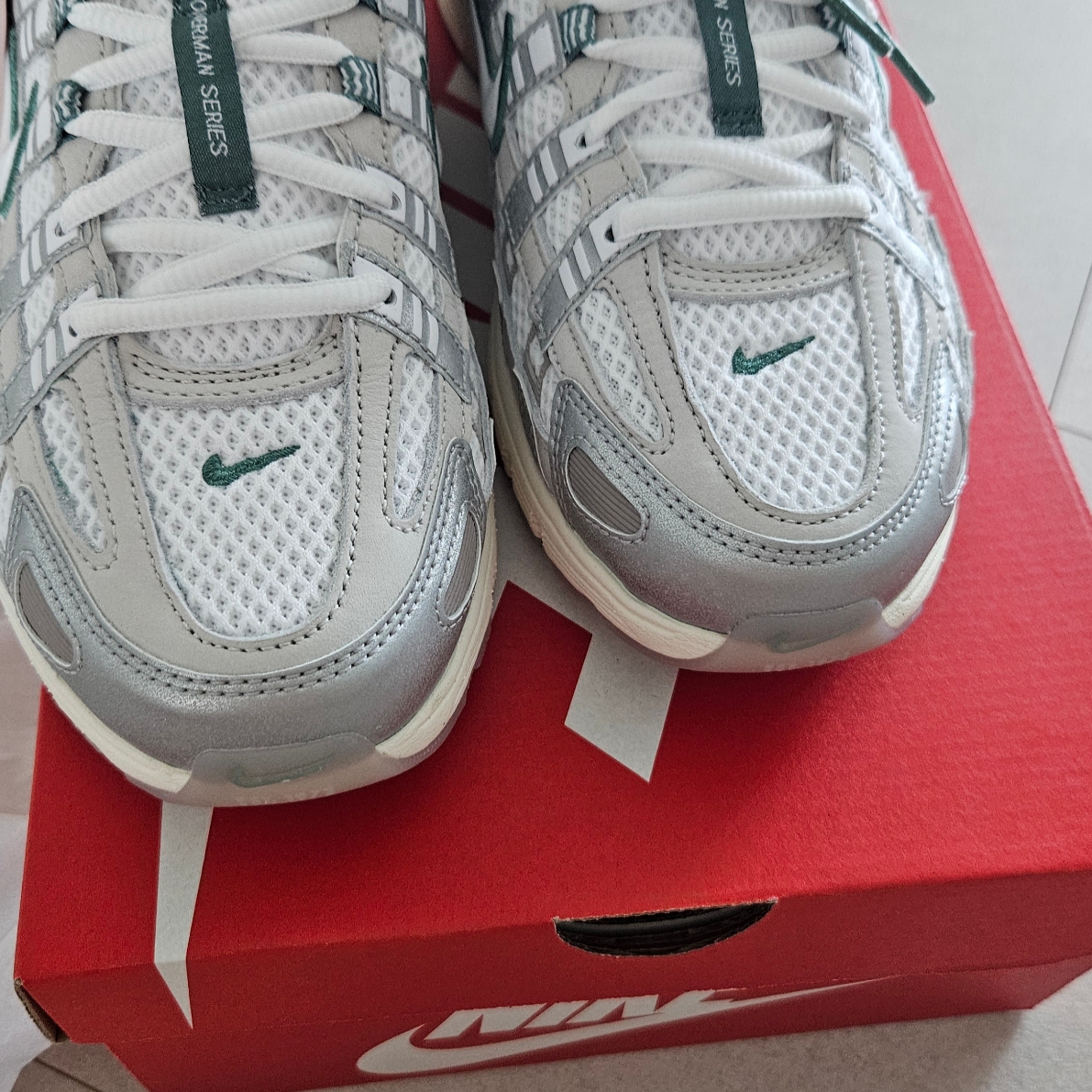 Nike P-6000 Light Bone White Metallic Silver 착용 스타일 - 1