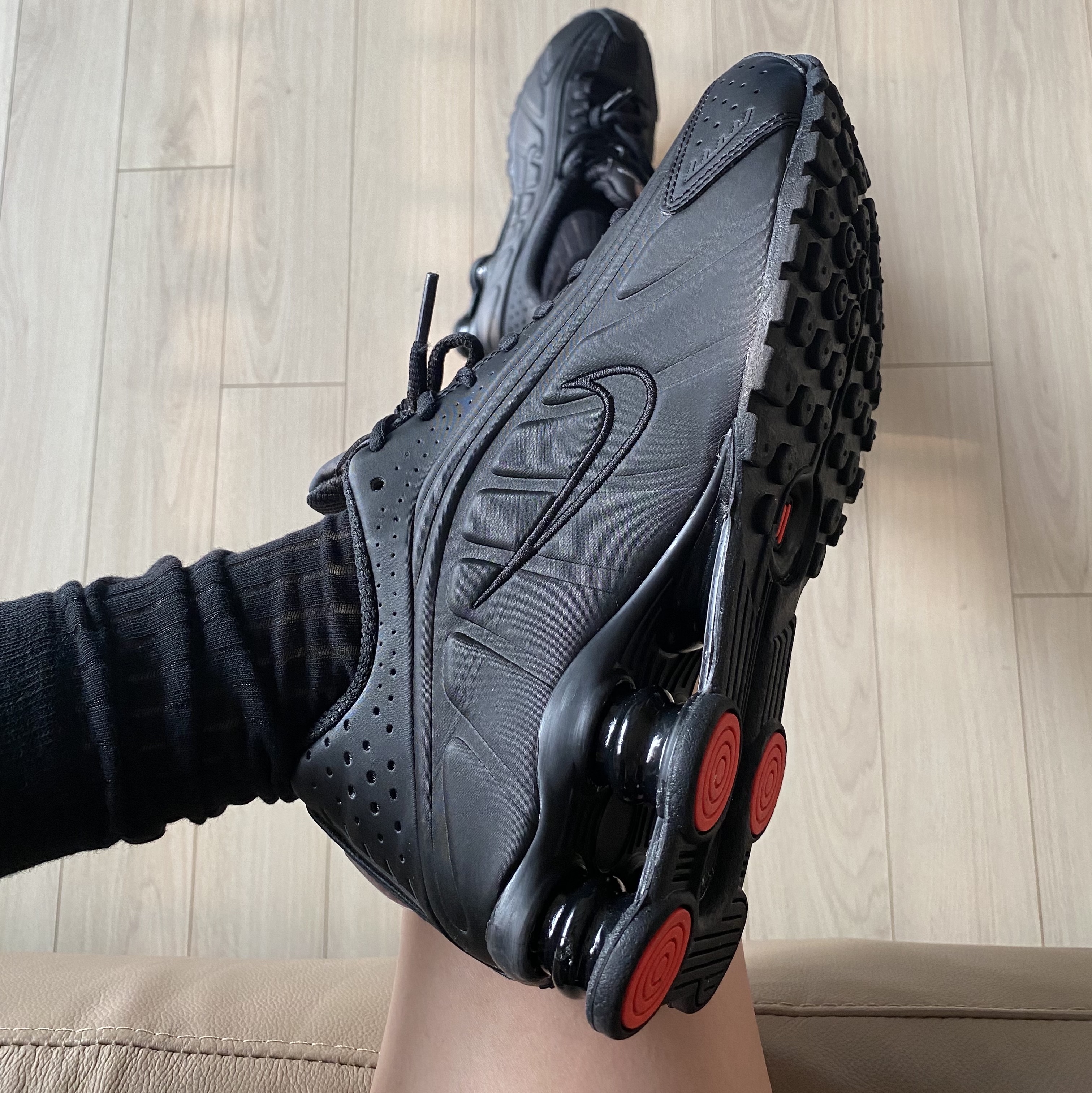 (W) Nike Shox R4 Black 착용 스타일 - 3