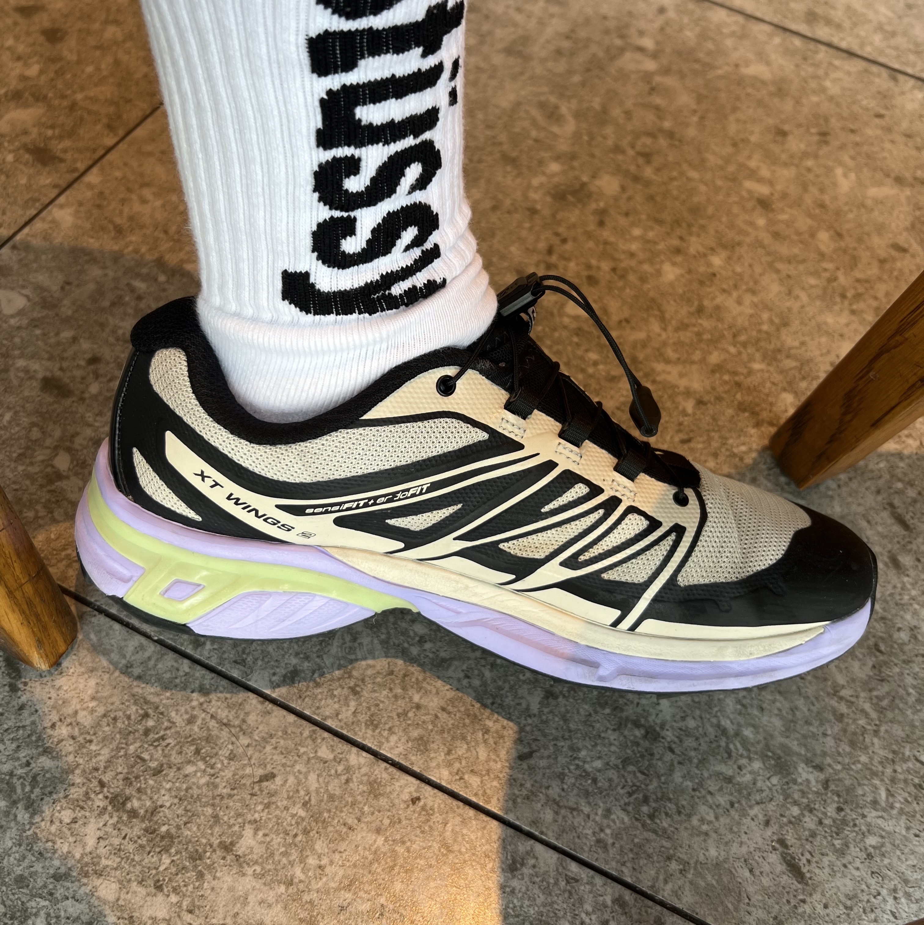 Salomon XT-Wings 2 Nimbus Cloud, Stussy Helvetica Crew Socks White Black 착용 스타일 - 2