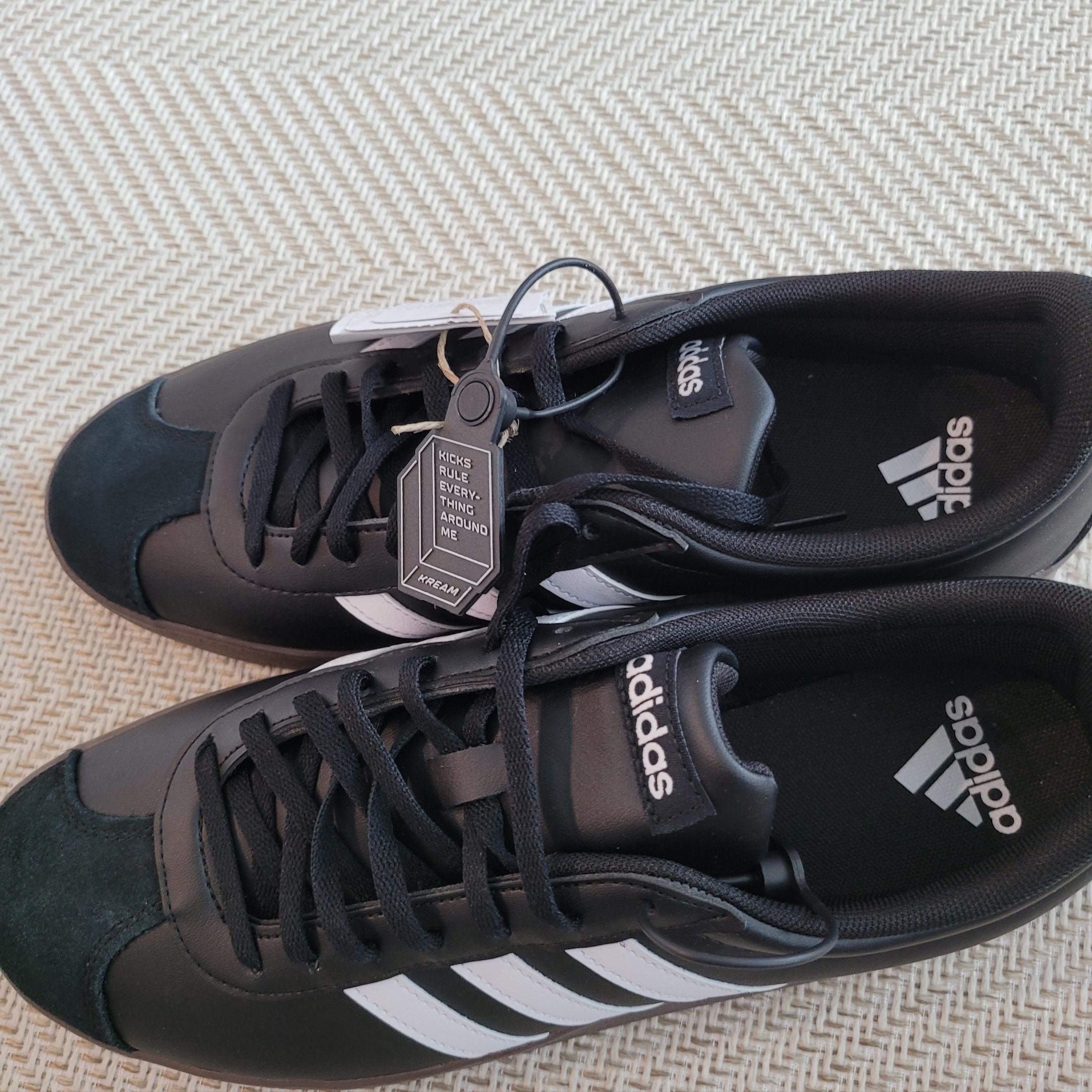 Adidas VL Court Base Core Black Cloud White 착용 스타일