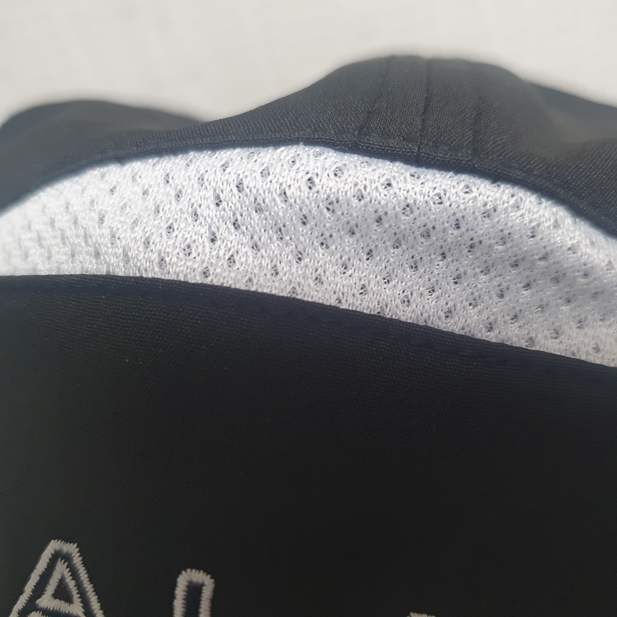 Palace Arc Shell Runner Black - 24SS 착용 스타일 - 3