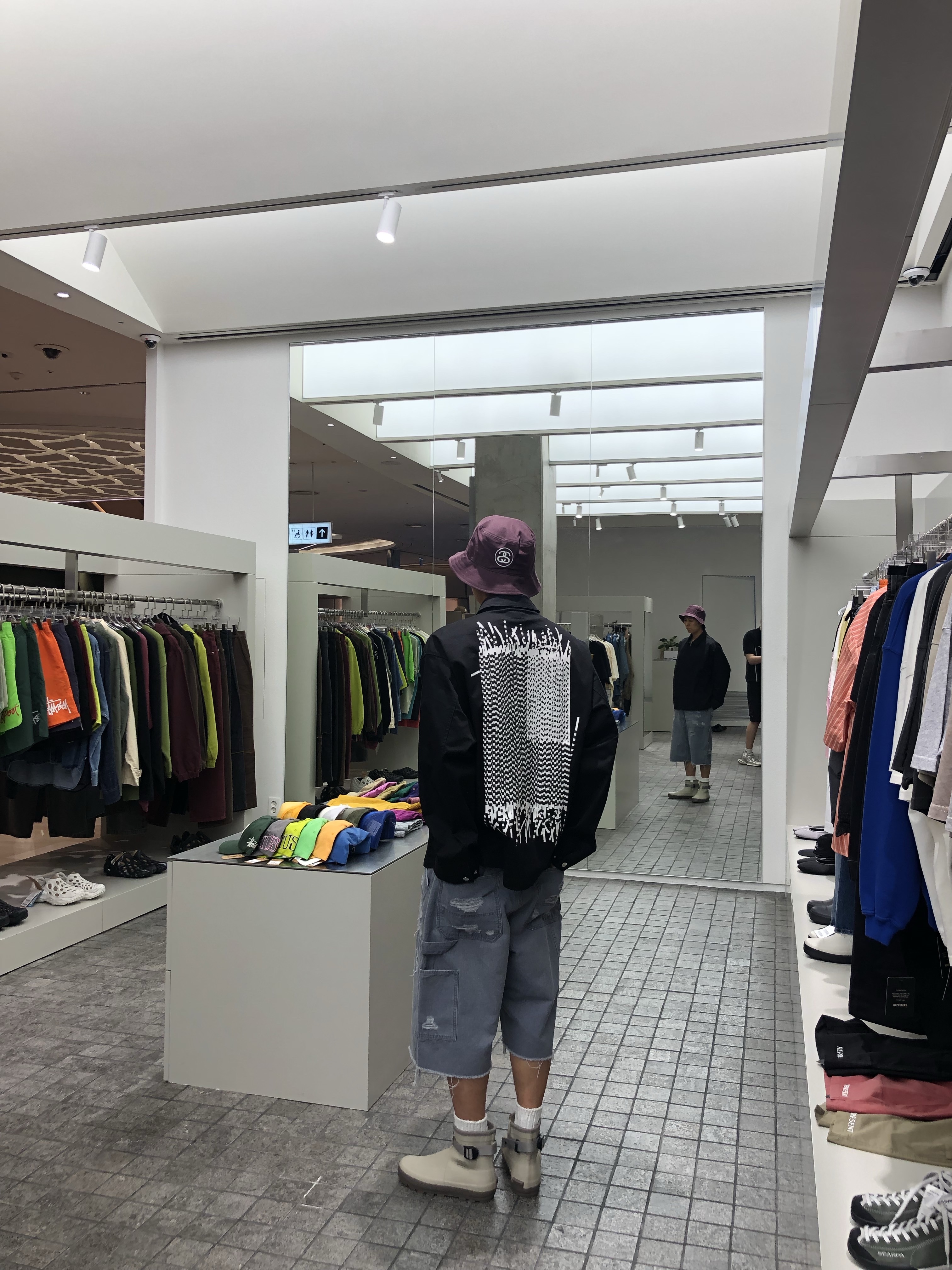 [KREAM 단독] Moonstar 810s ET027 Marke Modi Beige, Flagstuff x Kosuke Kawamura Star Bars Swing Top Black 착용 스타일 - 1