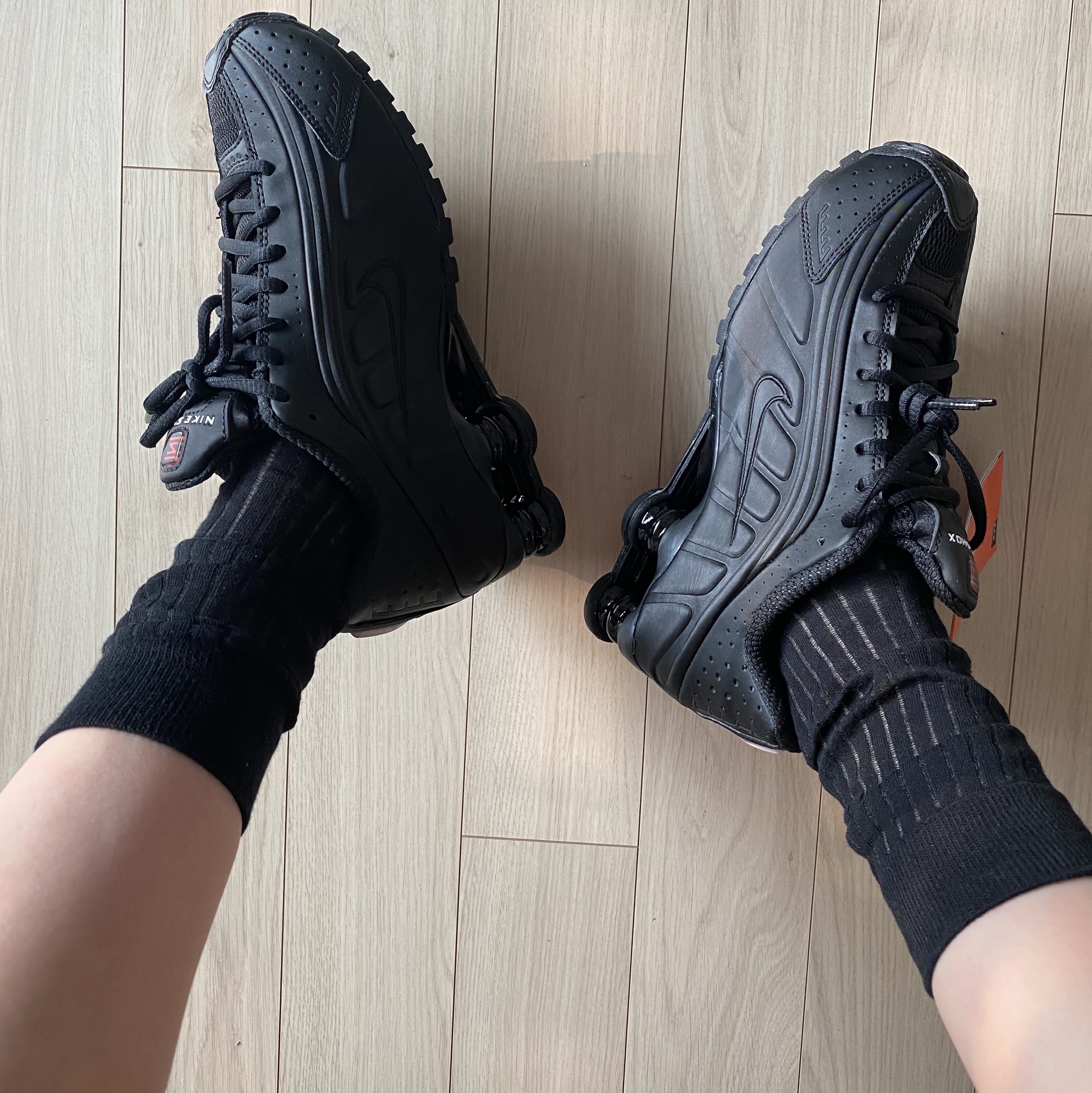 (W) Nike Shox R4 Black 착용 스타일 - 2