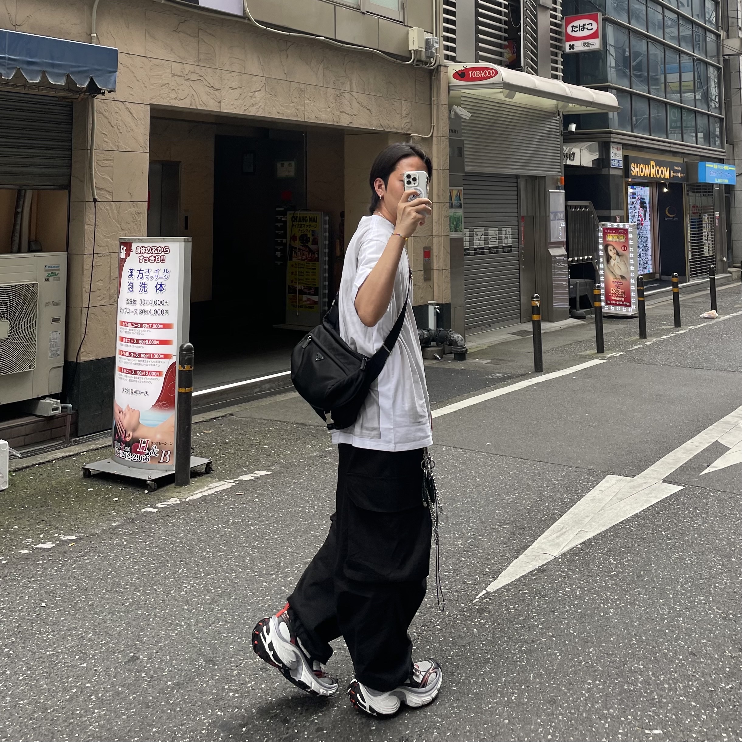 Balenciaga 10XL Sneakers Grey White Red, Supreme x MM6 Maison Margiela Box Logo T-Shirt White - 24SS 착용 스타일