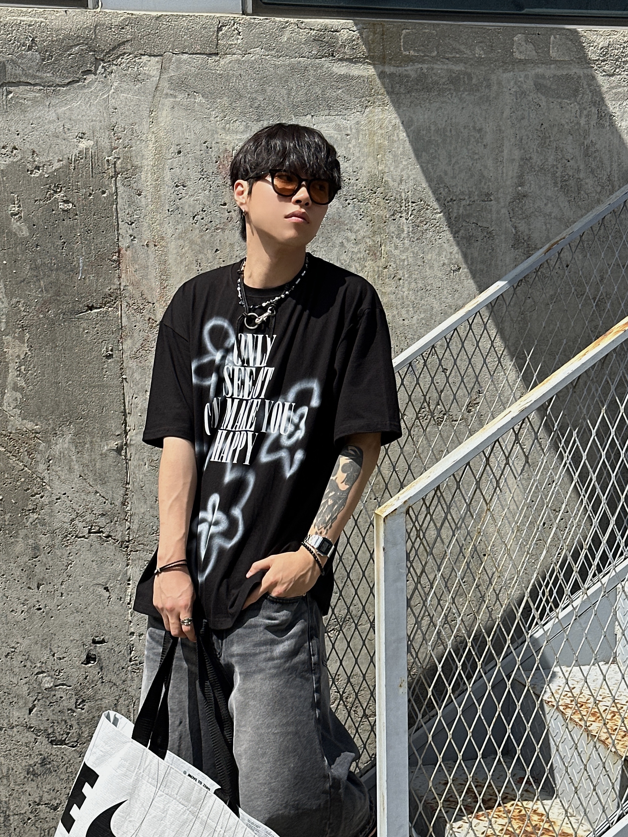 Maison Mihara Yasuhiro Blakey OG STC Sole Paper Like Leather Low-top Sneakers Black 착용 스타일 - 2