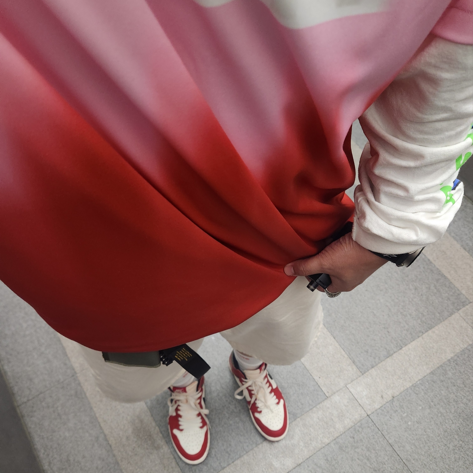 Supreme Blur Soccer Jersey Red - 24SS, Supreme Baggy Denim Short Natural - 24SS 착용 스타일 - 1