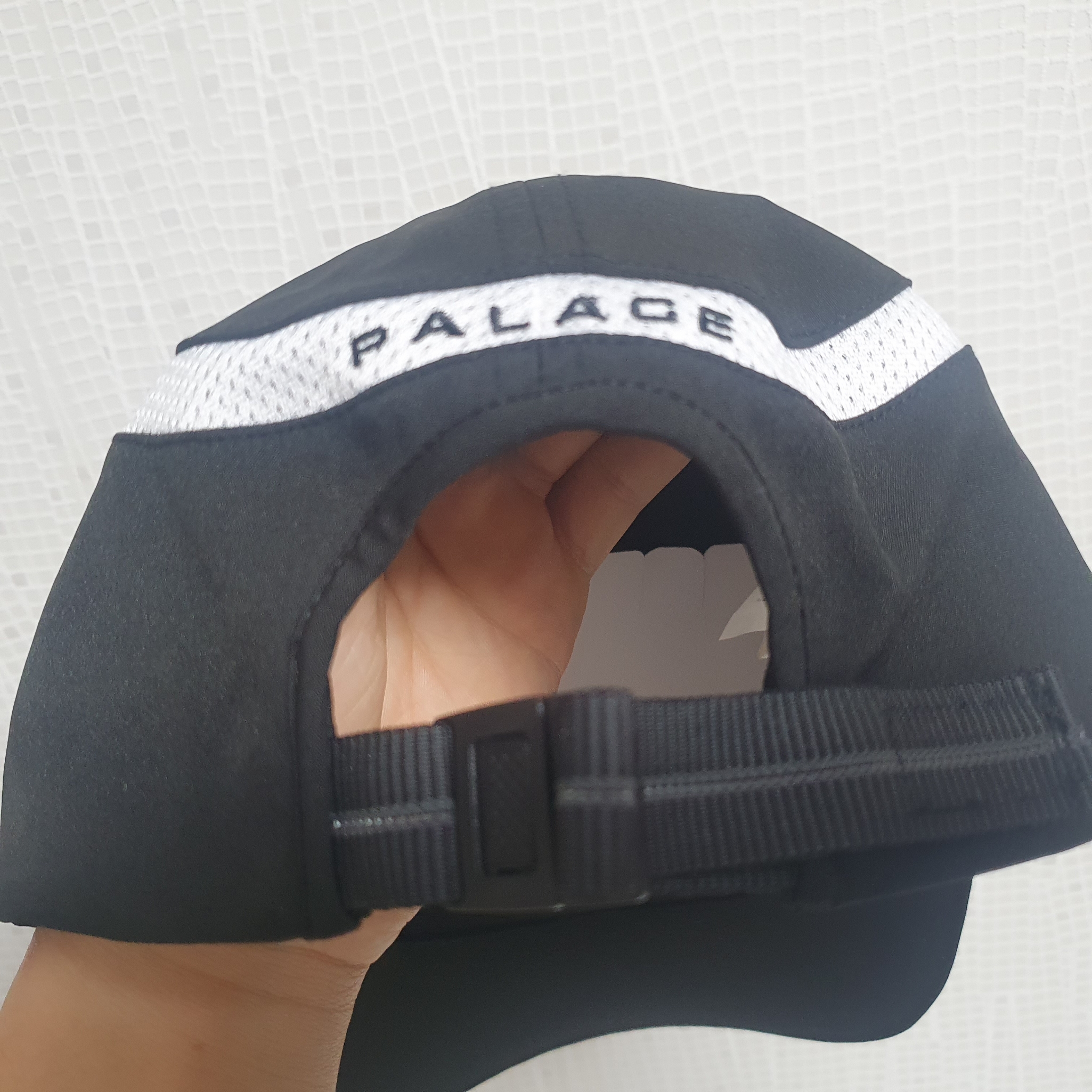 Palace Arc Shell Runner Black - 24SS 착용 스타일 - 2