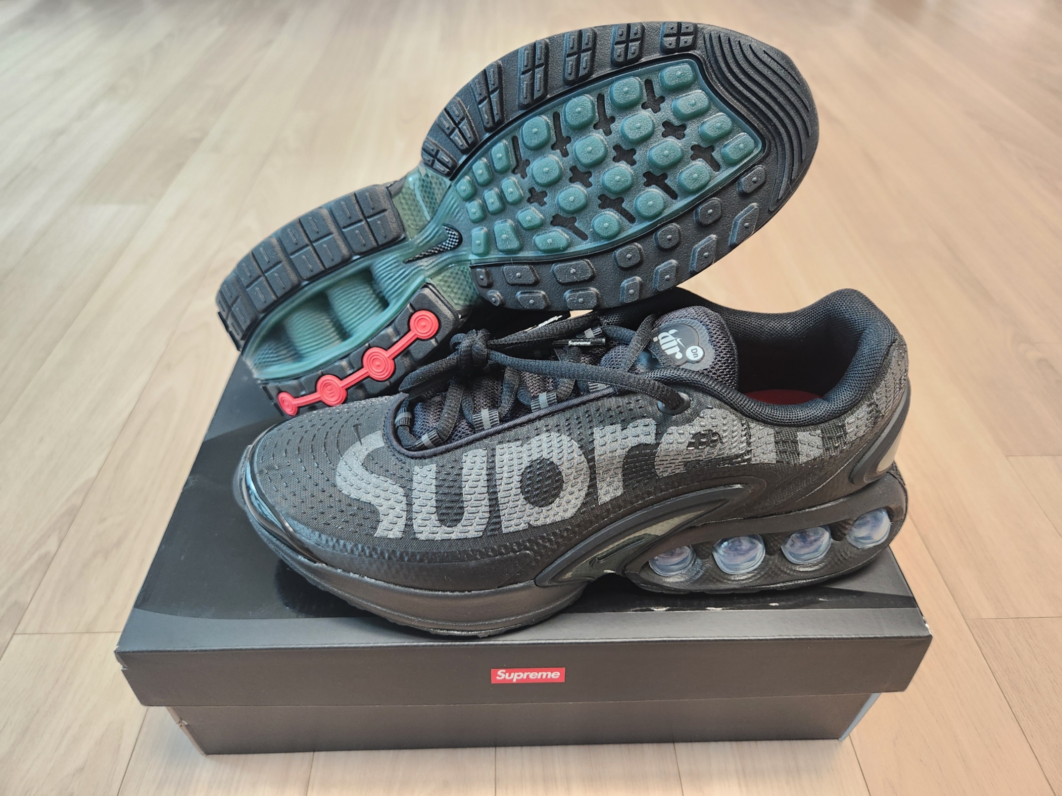 Nike x Supreme Air Max DN SP Black Galactic Jade 착용 스타일 - 3