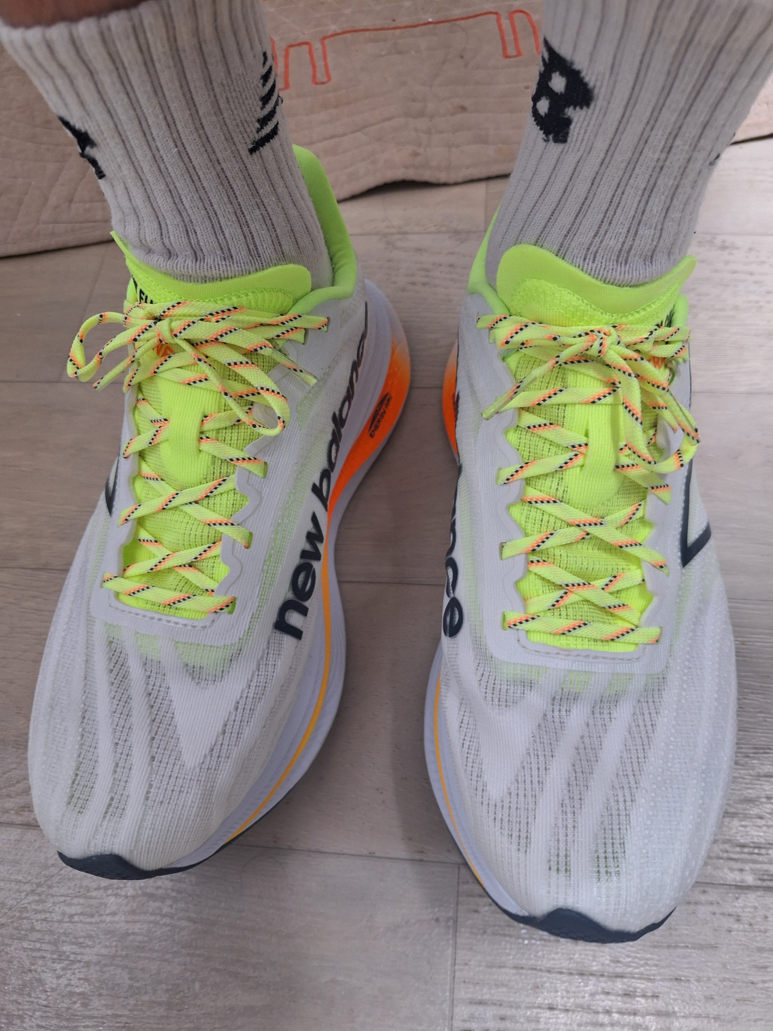 New Balance Fuelcell Supercomp Trainer v2 White Hot Mango - 2E Wide 착용 스타일