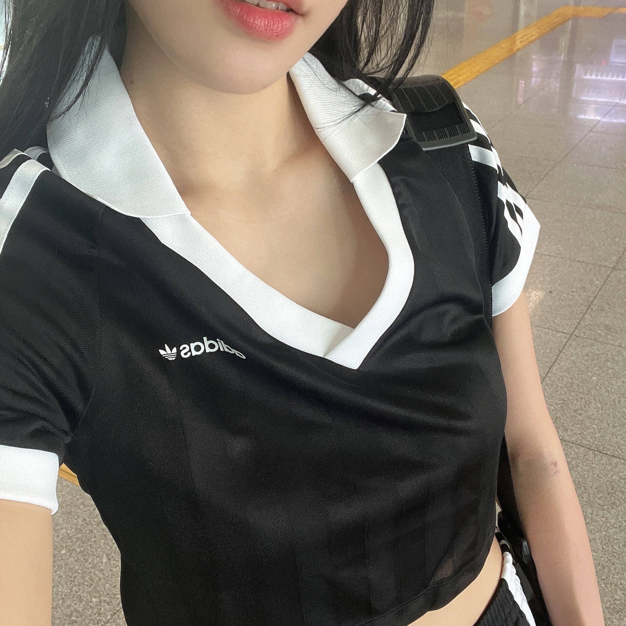 (W) Adidas Football Crop Top Black - US Sizing 착용 스타일