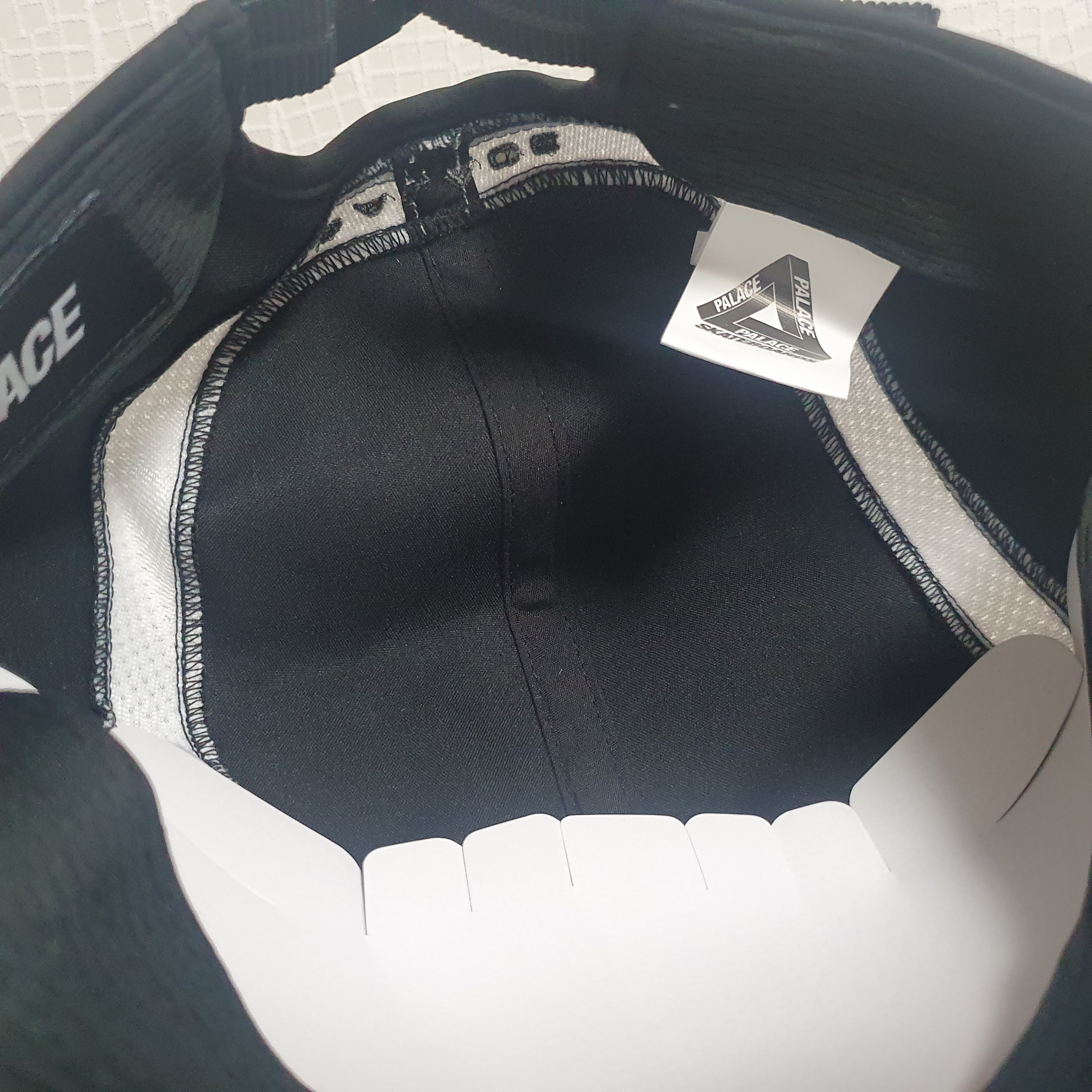 Palace Arc Shell Runner Black - 24SS 착용 스타일 - 4