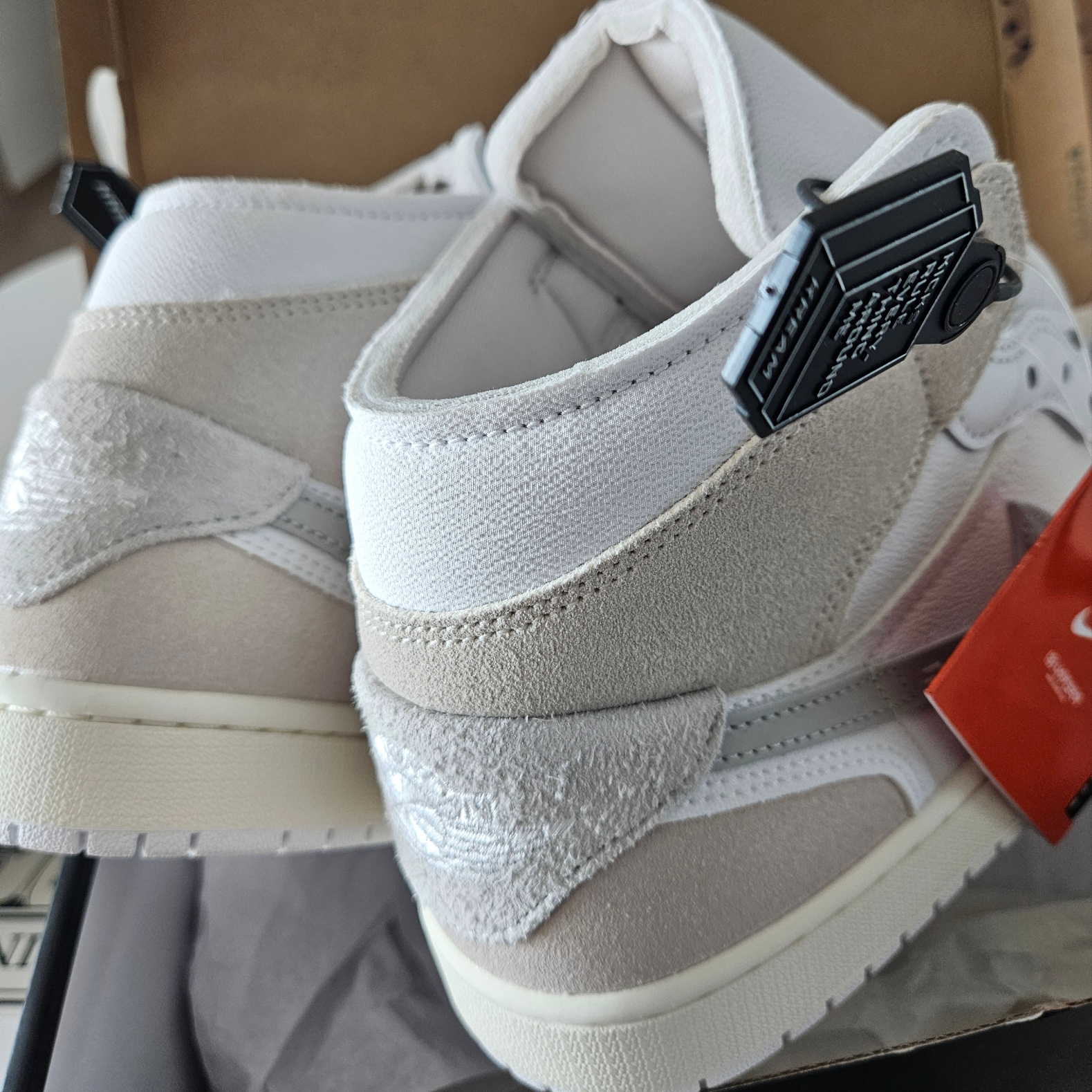 Jordan 1 Mid SE Craft White Light Orewood Brown 착용 스타일 - 2