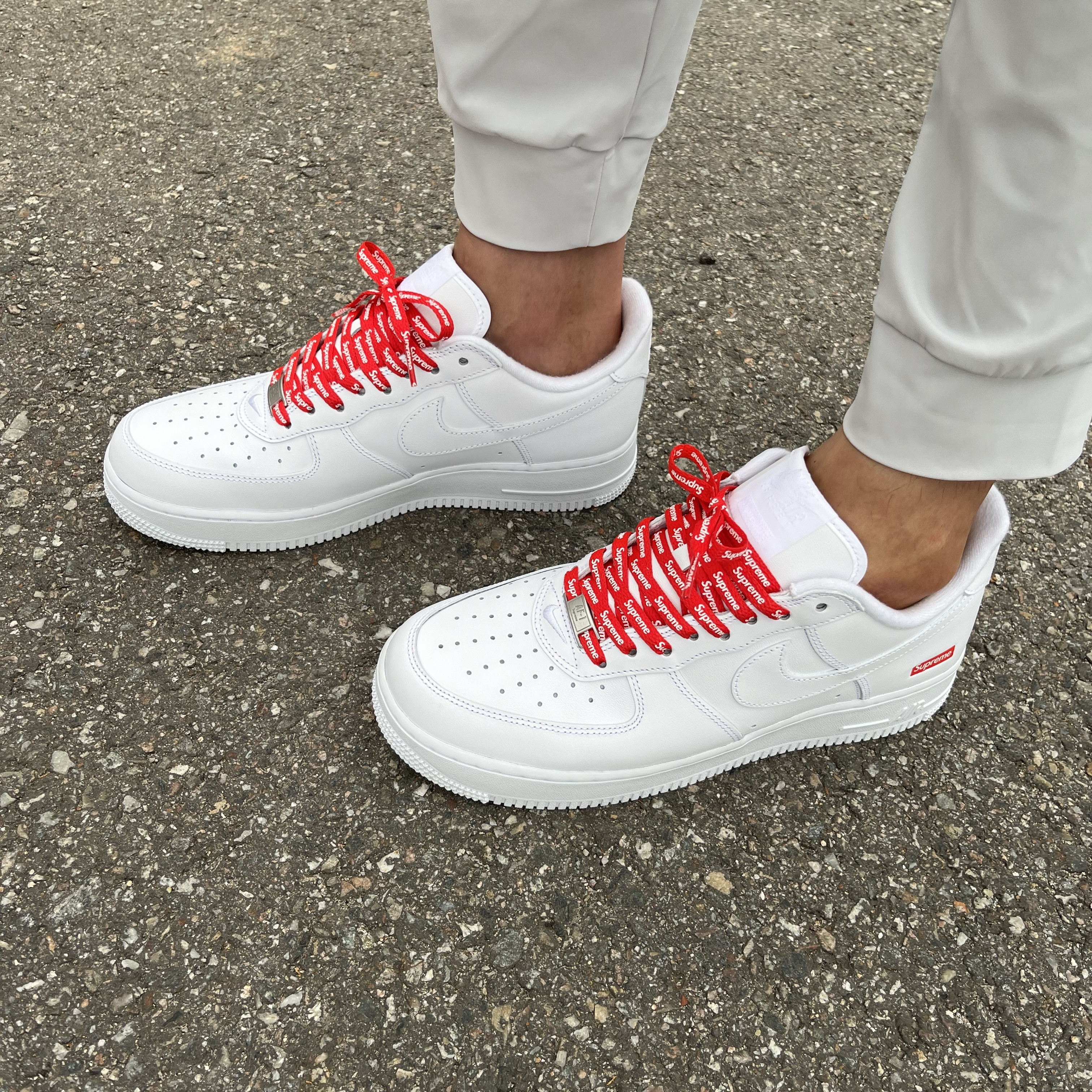 Nike x Supreme Air Force 1 Low White 착용 스타일 - 3