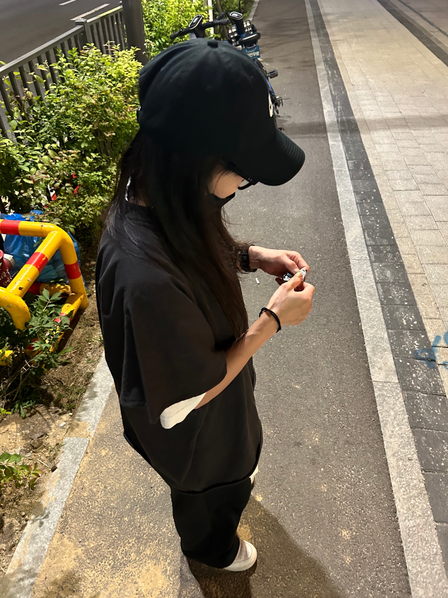 Nike Heritage 86 Futura Washed Cap Black White, Yeezy One Box T-Shirt Black 착용 스타일 - 1