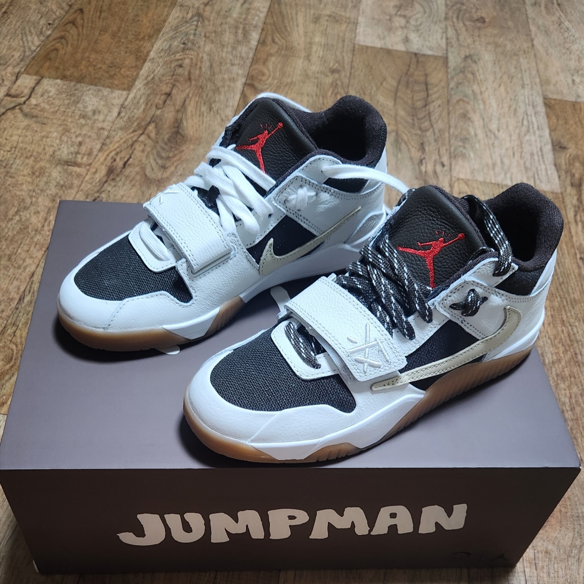 Jordan x Travis Scott Jumpman Jack TR Sail and Dark Mocha 착용 스타일