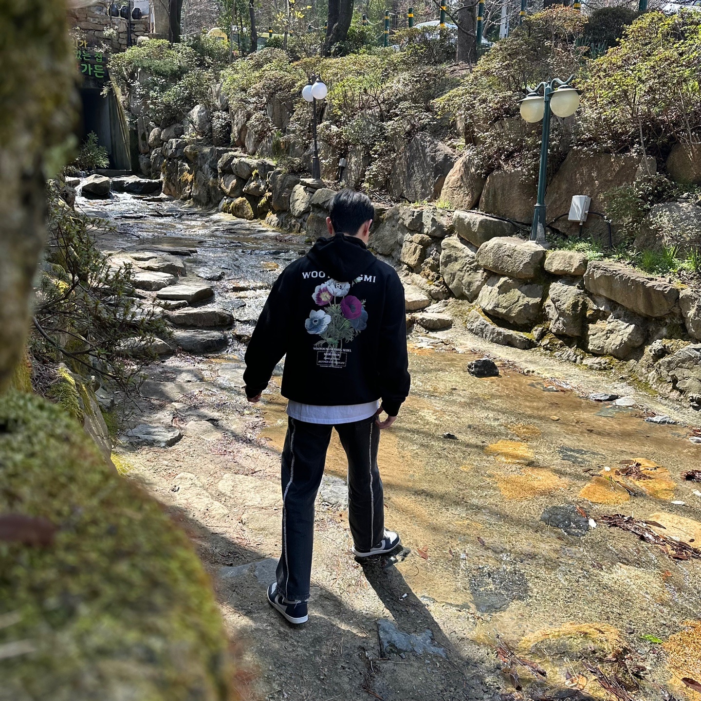 Wooyoungmi Flower Back Logo Hoodie Black - 23FW 착용 스타일 - 1