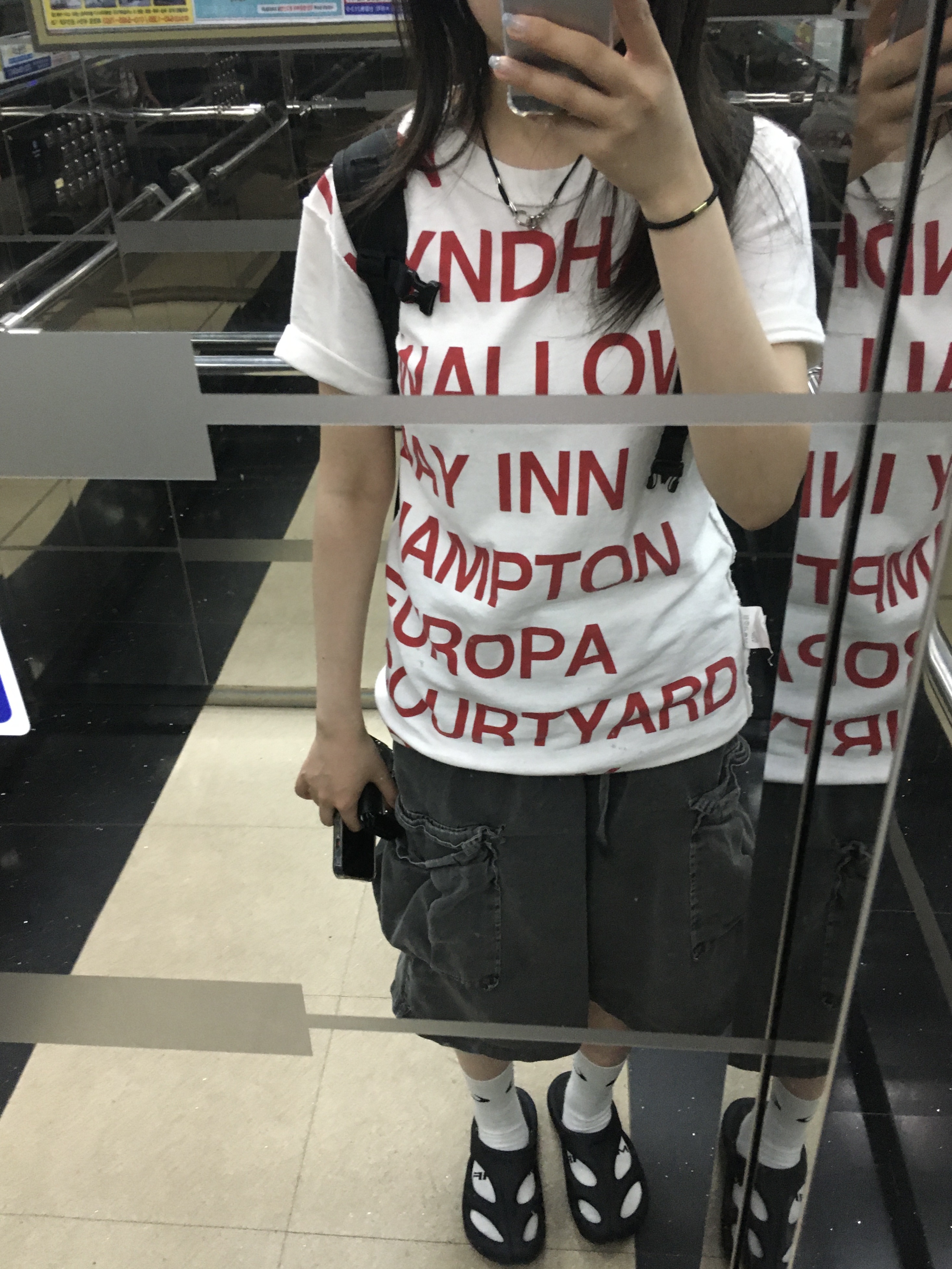 [KREAM 단독] Safarispot Highway Inn T-Shirt White Red, Matin Kim Accordion Wallet Black 착용 스타일 - 1