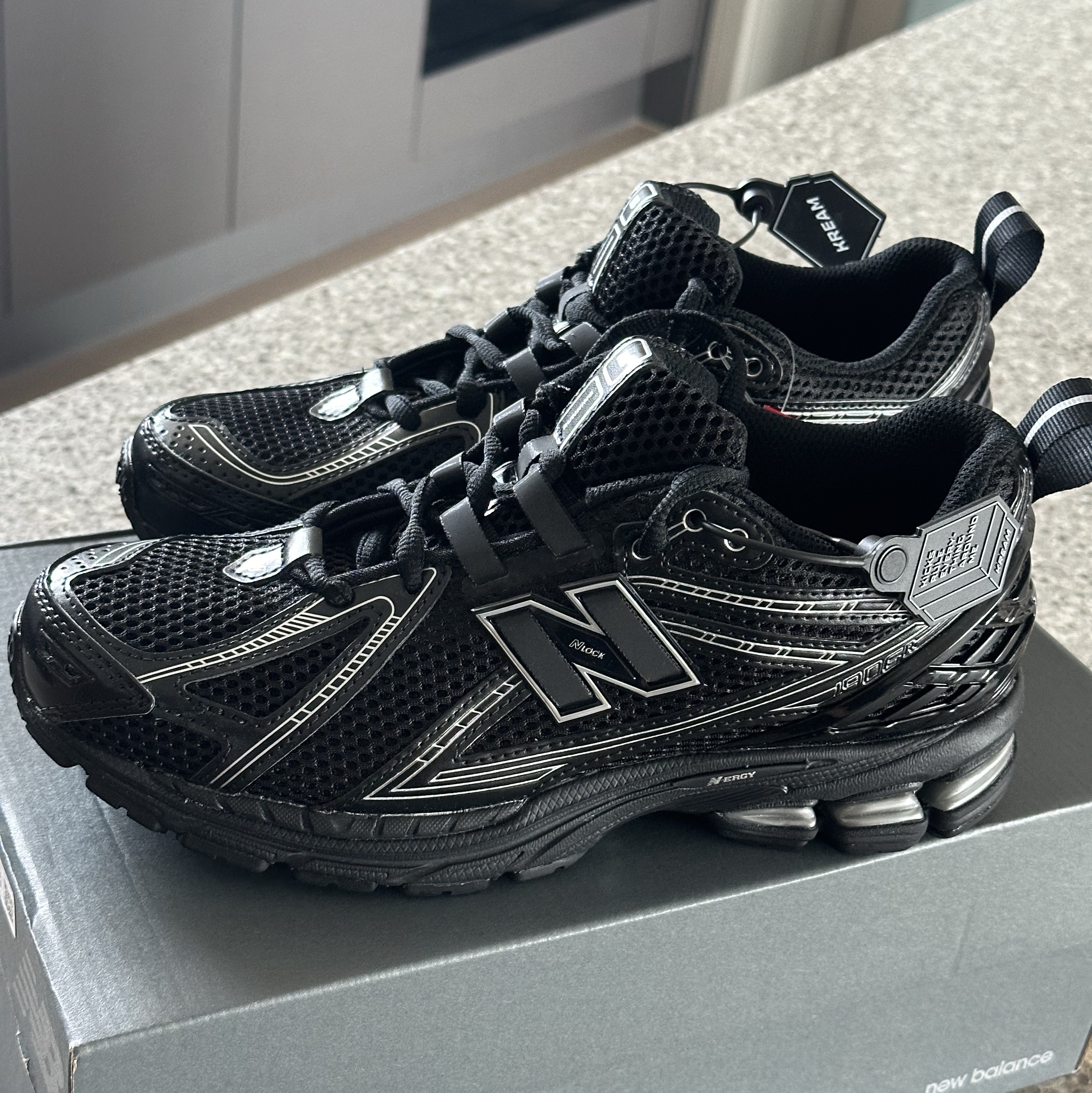 New Balance 1906R Black Silver Metallic 착용 스타일