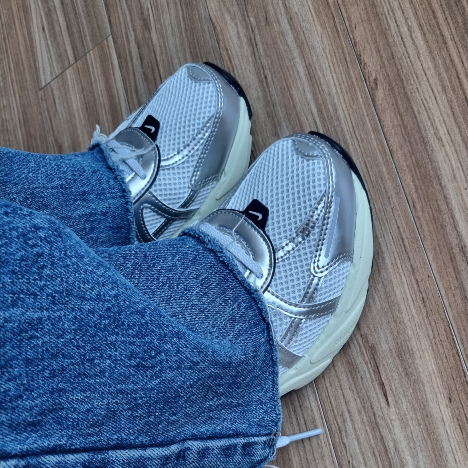 Nike V2K Run Summit White Metallic Silver 착용 스타일 - 1