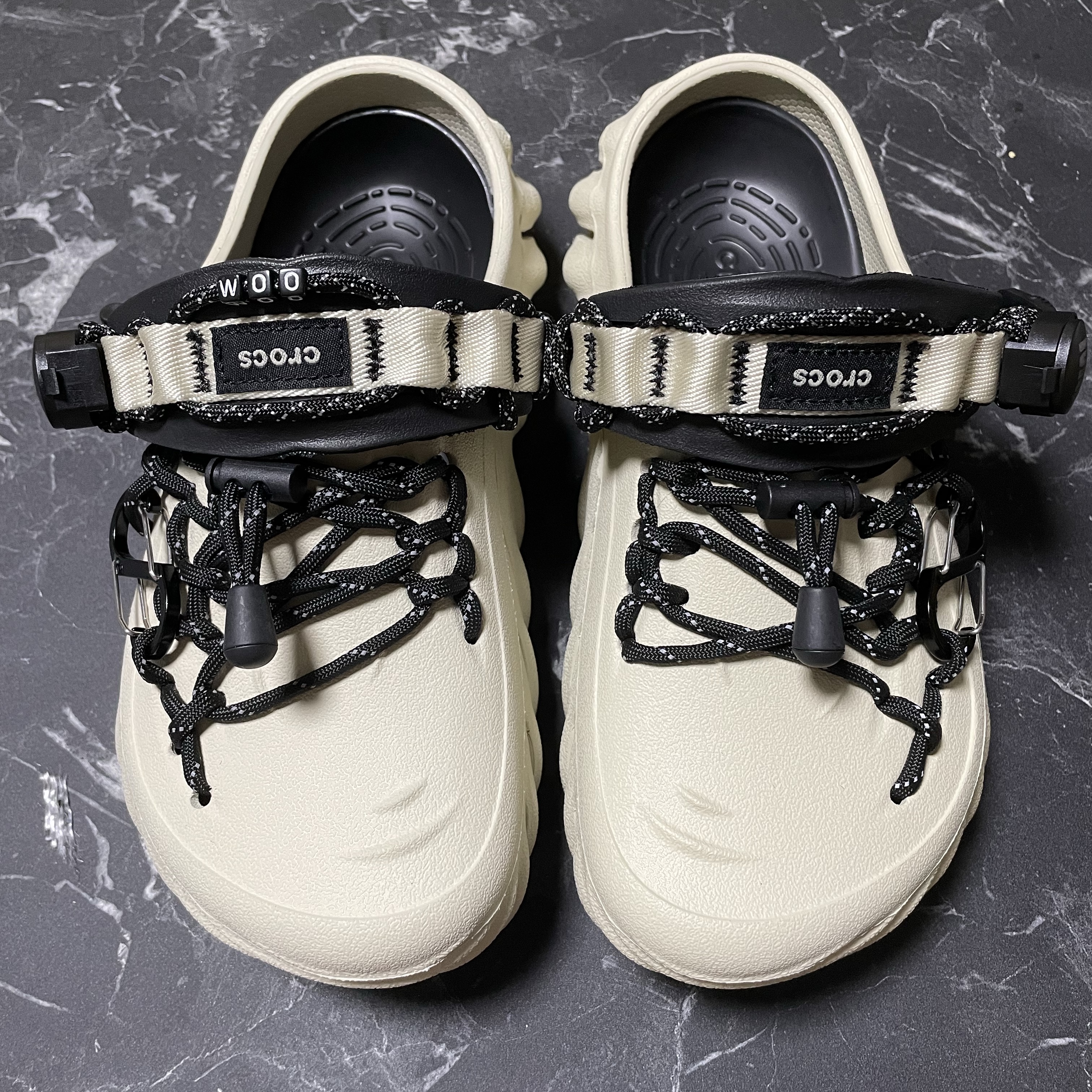 Crocs Echo Clog Bone Black 착용 스타일 - 1
