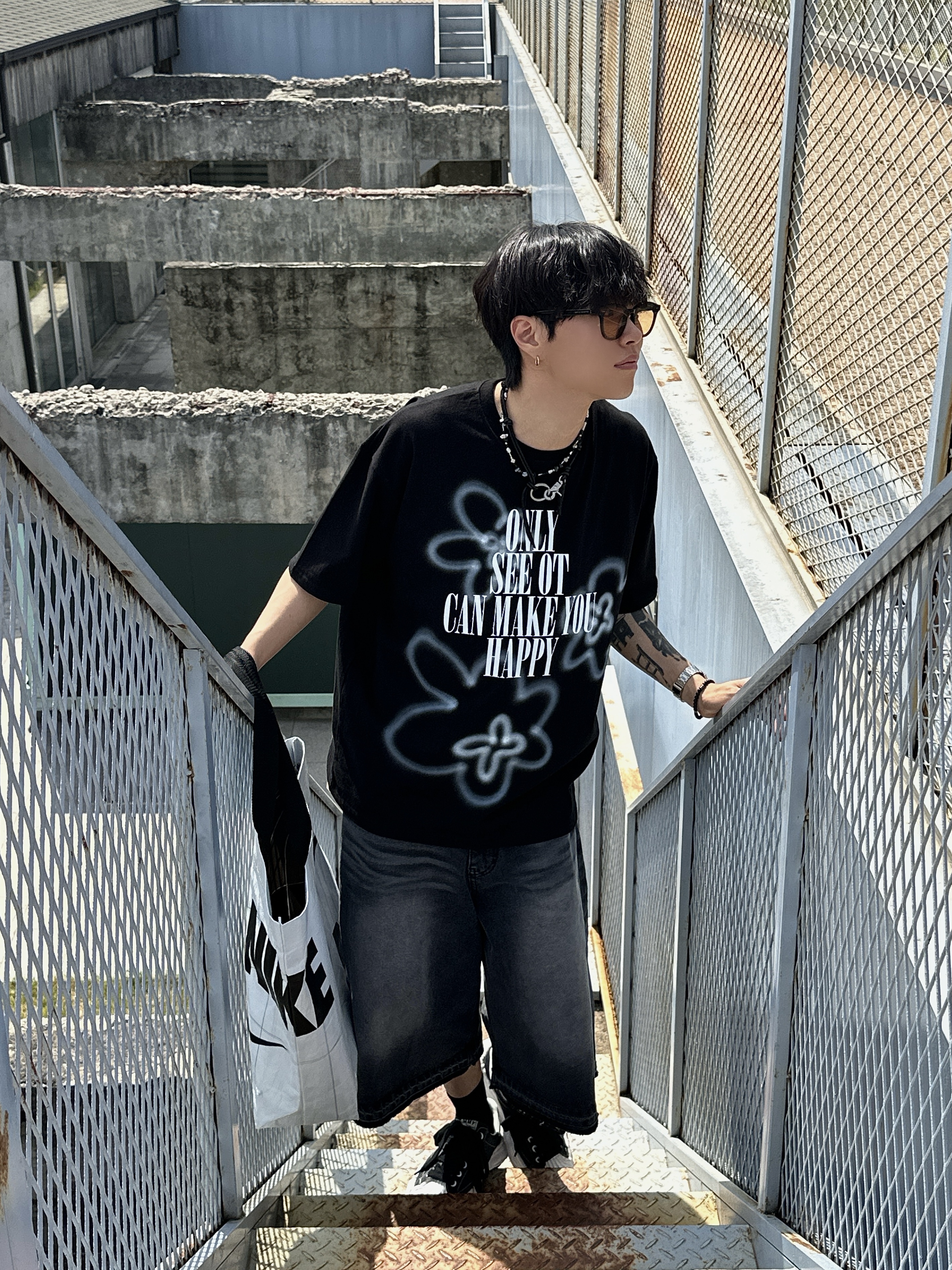 Maison Mihara Yasuhiro Blakey OG STC Sole Paper Like Leather Low-top Sneakers Black 착용 스타일 - 1