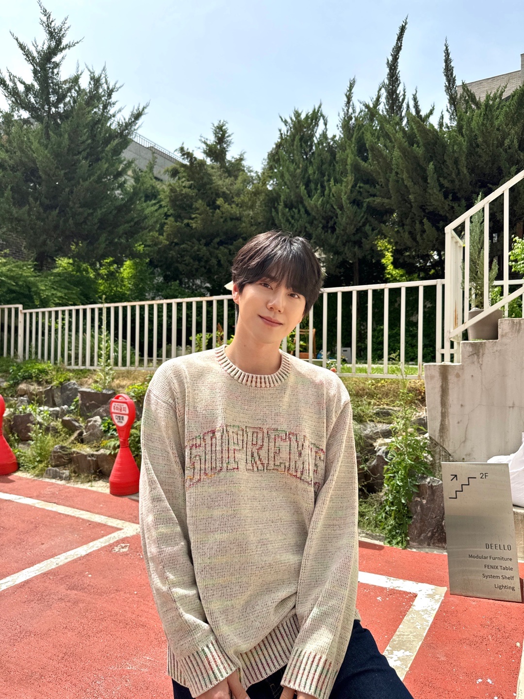 Supreme Contrast Arc Sweater White - 24SS 착용 스타일 - 2