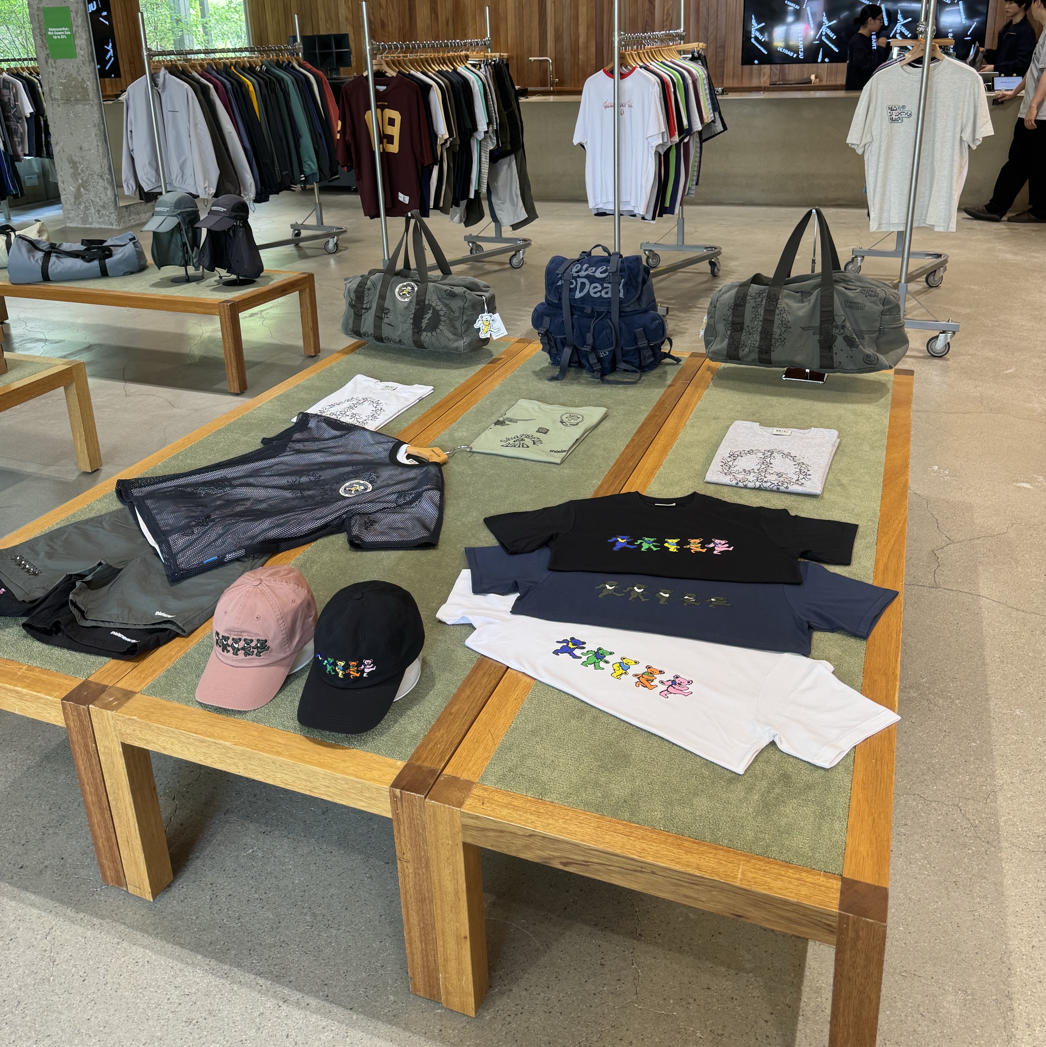 Thisisneverthat x Grateful Dead Dancing Bear Mesh Short Sleeve Crew Navy, Thisisneverthat x Grateful Dead Iconography Duffle Bag Olive Drab 착용 스타일