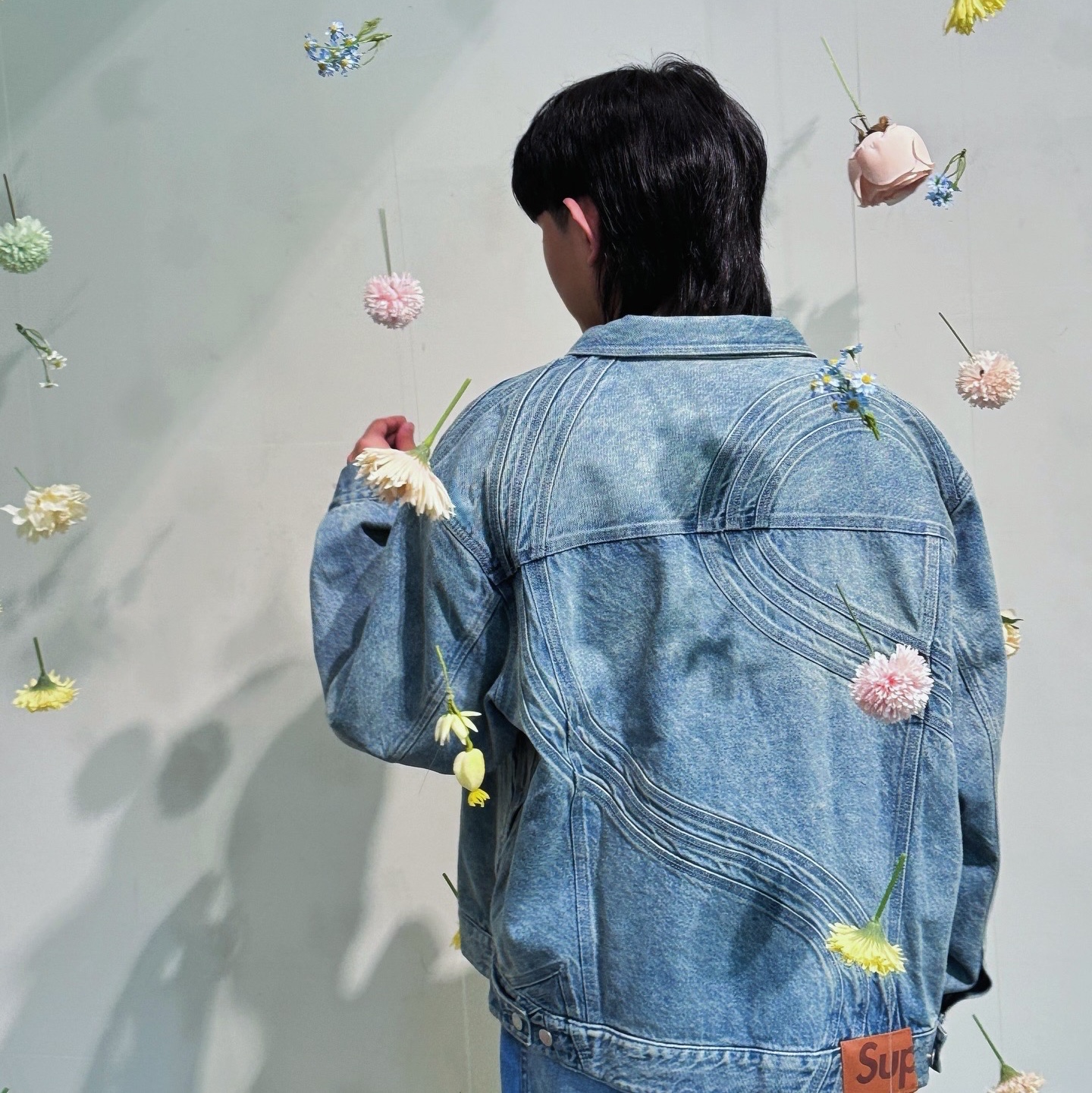 Supreme S Logo Denim Trucker Jacket Washed Blue - 24SS 착용 스타일