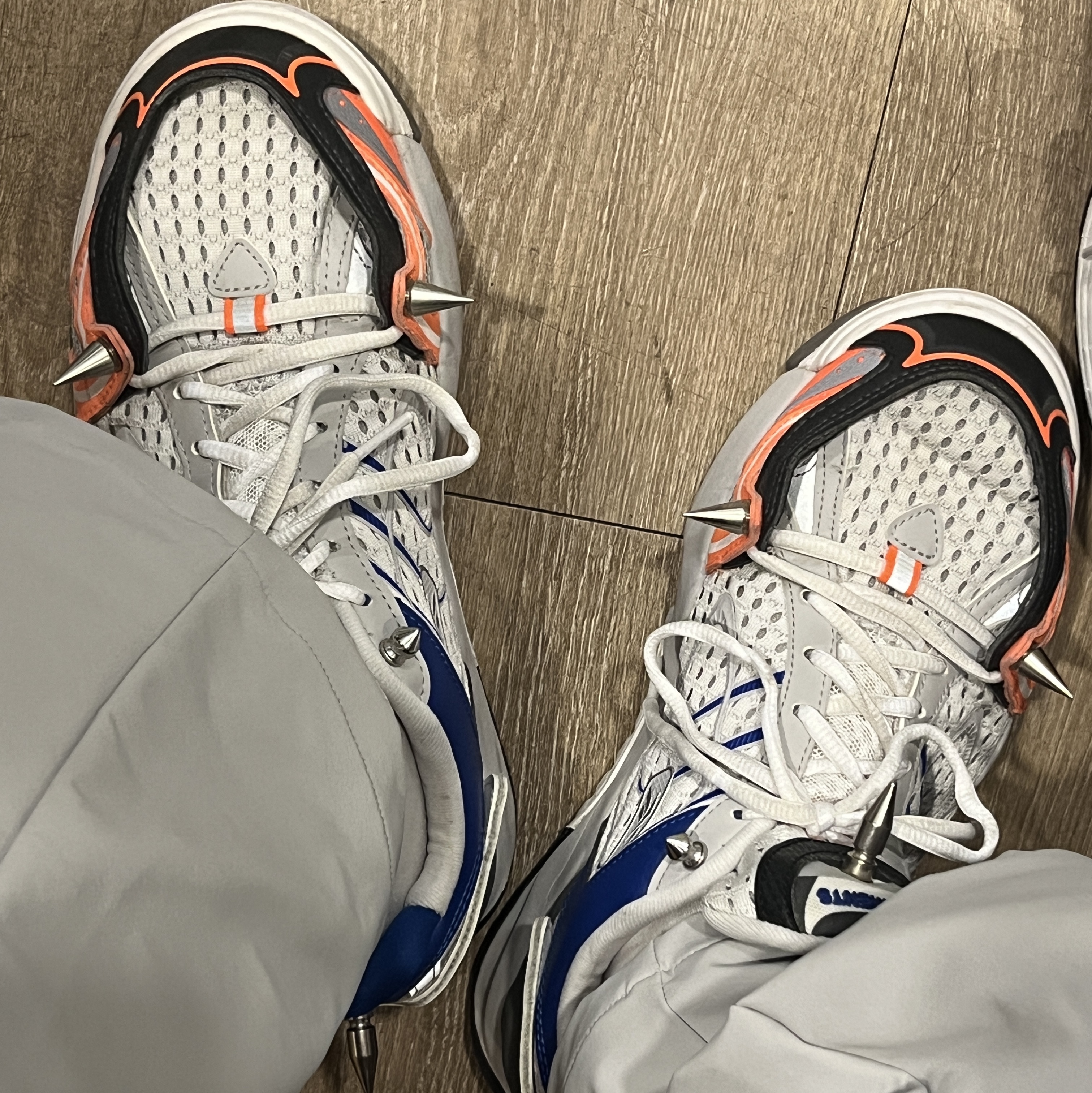 Reebok x Vetements Spike Runner 400 Royal Orange 착용 스타일 - 1