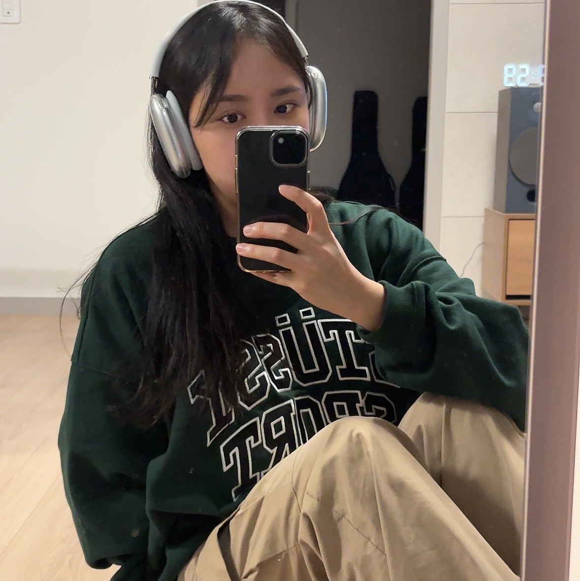 Stussy Sport Relaxed Oversized Crew Pine, Apple AirPods Max Lightning Silver (Korean Ver.) 착용 스타일 - 1