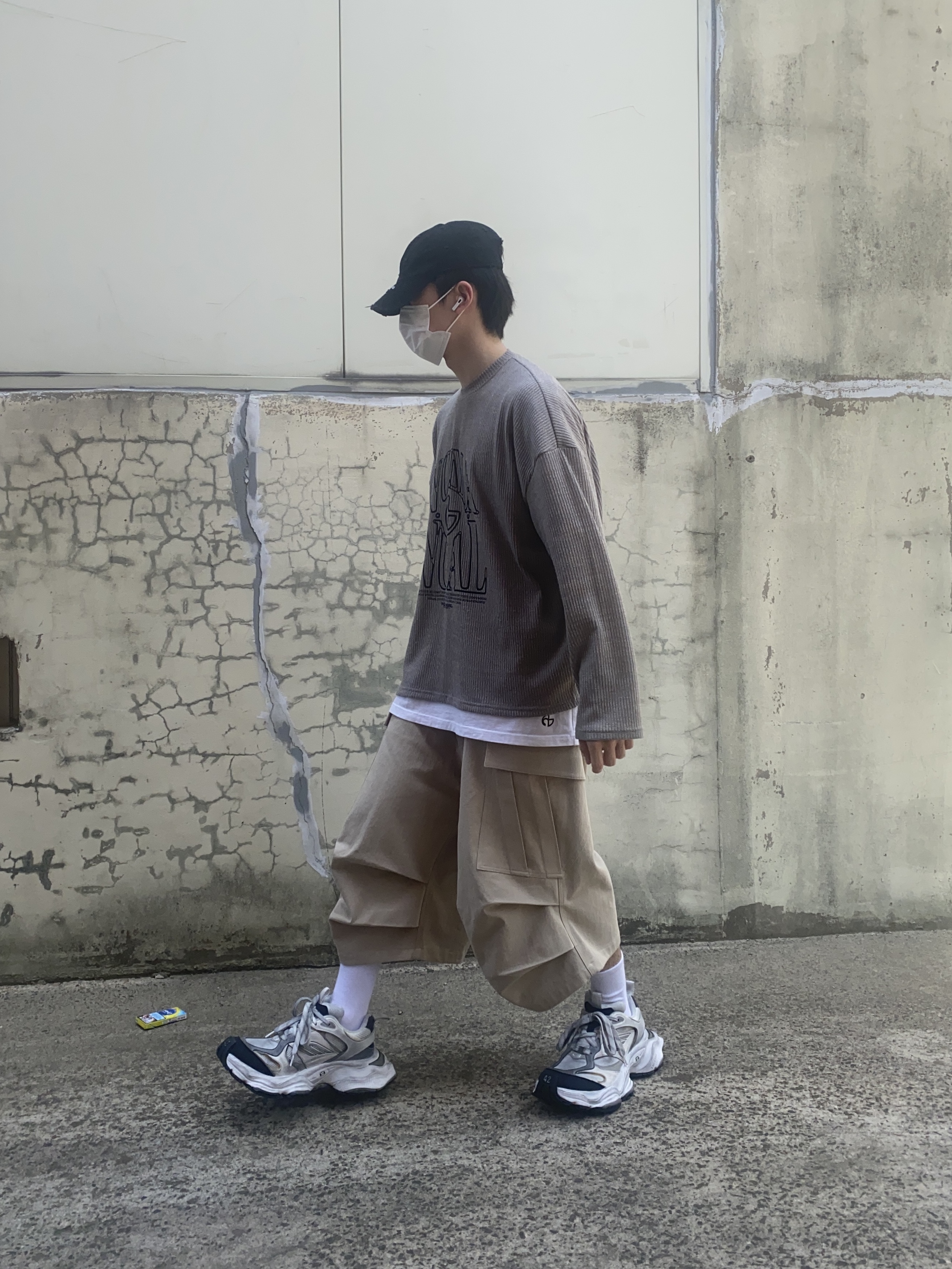 Balenciaga Cargo Sneakers White Grey, Nonnod Side Cargo Shorts Beige 착용 스타일 - 6