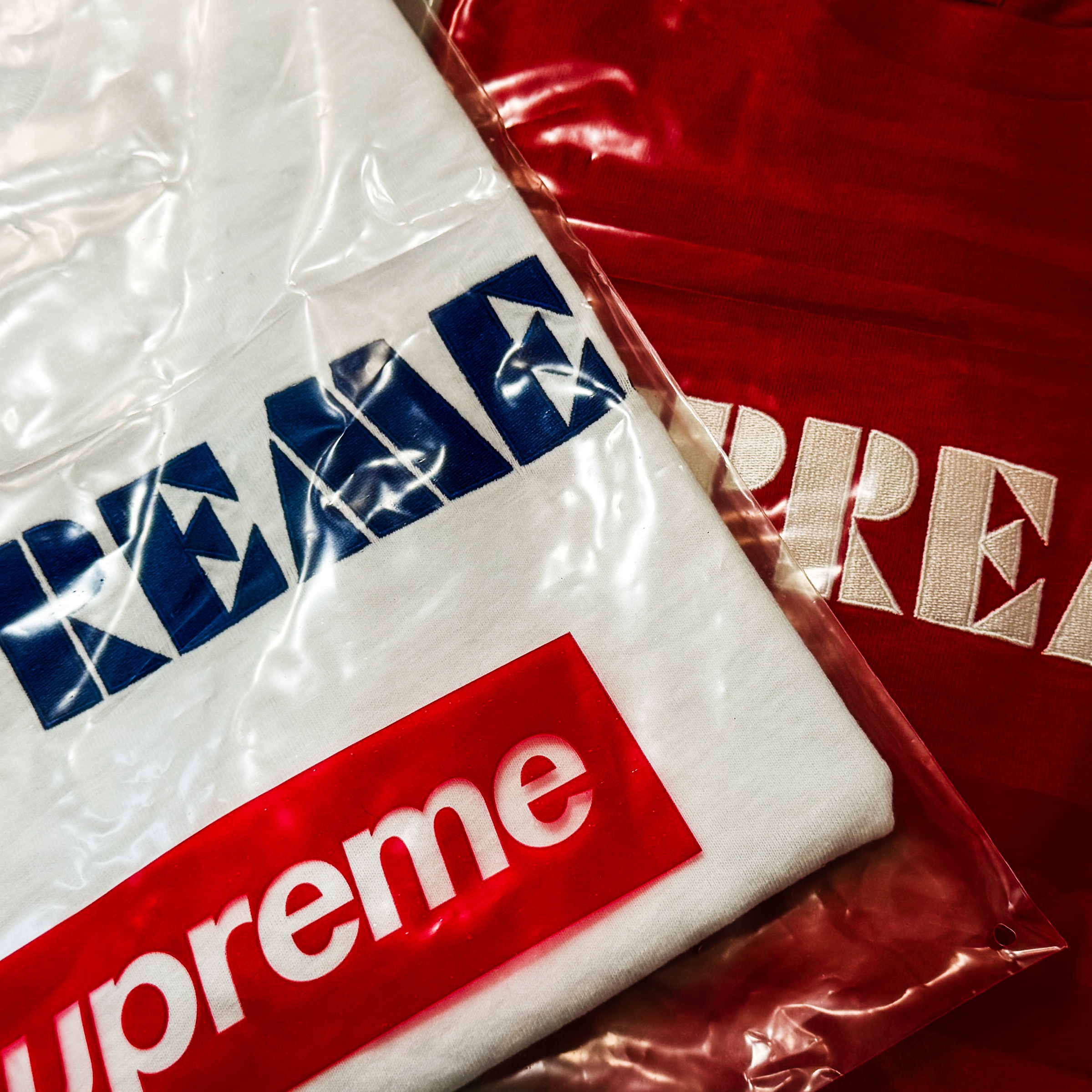 Supreme x Margaret Keane Teardrop T-Shirt Black - 24SS, Supreme Kuumba Incense Tray Red - 24SS 착용 스타일 - 2