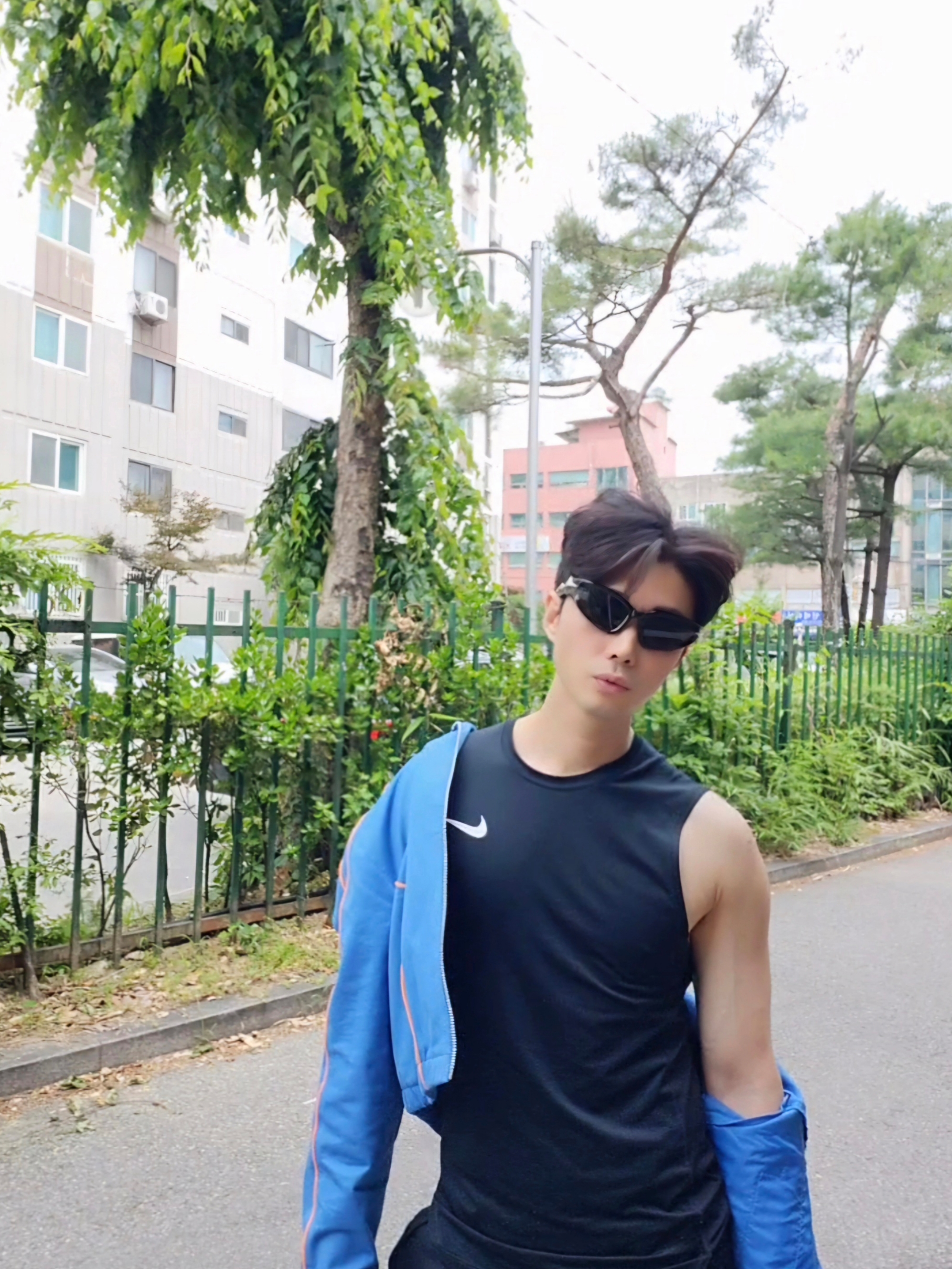 Gentle Monster Paso 01 Black, (W) Nike NSW Woven Jacket Star Blue Bright Mandarin - Asia 착용 스타일 - 1