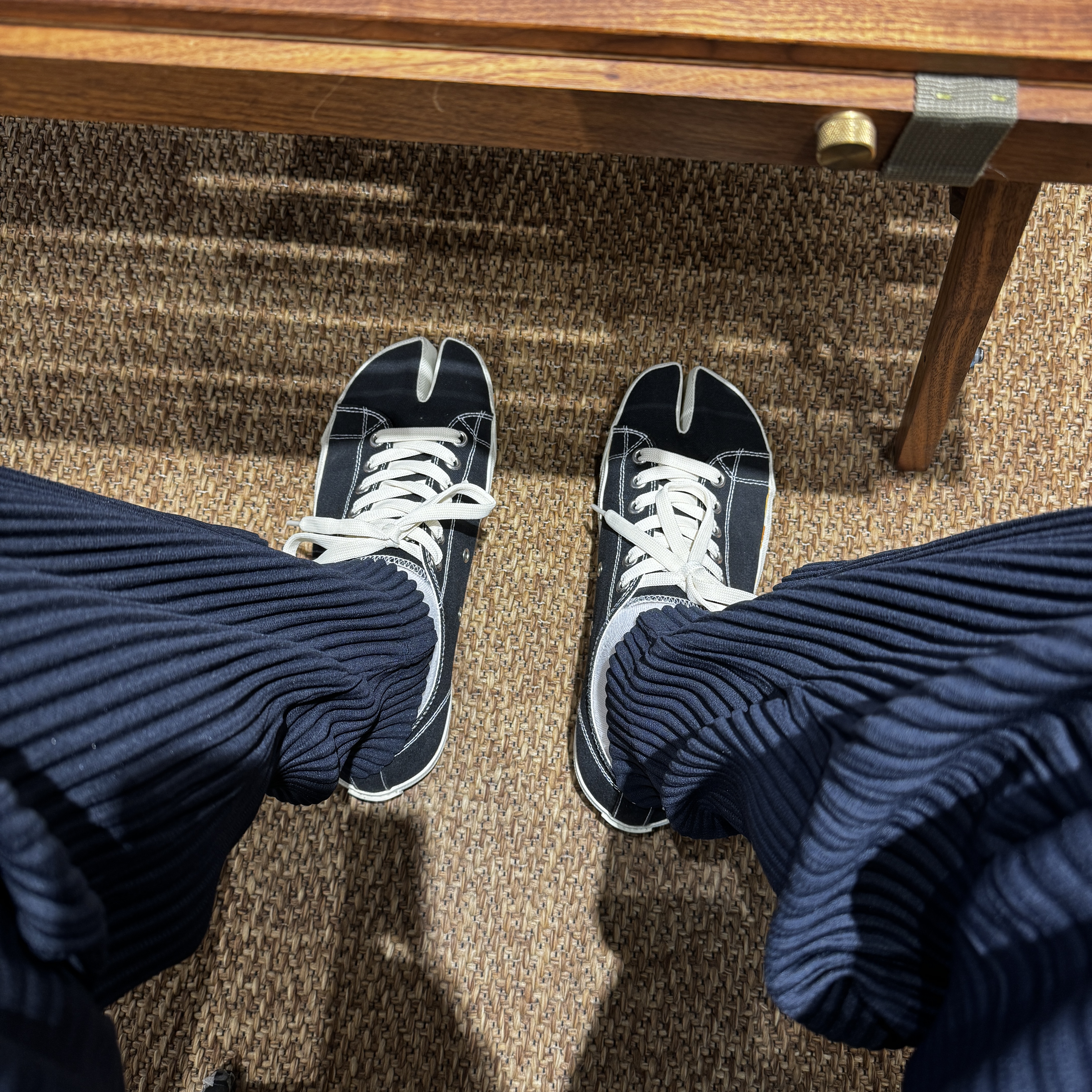 Maison Margiela Tabi Low Black, Homme Plisse Issey Miyake Basics Straight Pants Navy 착용 스타일 - 1